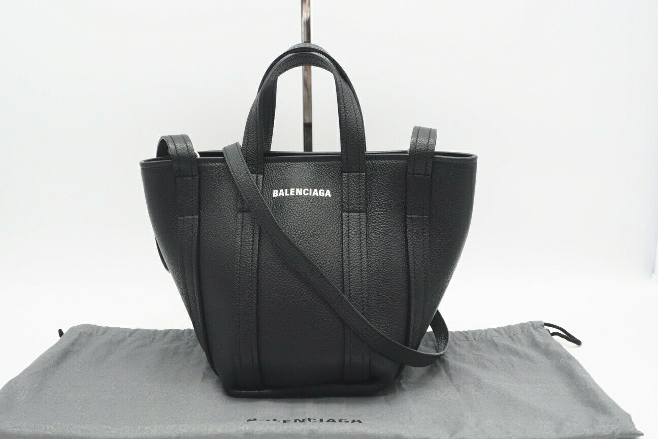 ■ブランド名 BALENCIAGA バレンシアガ ■品名 エブリデイ ノースサウス スモール 2WAYバッグ ■シリアル 002123 ■型番 672793 ■カラー系統 ブラック・ホワイト ■サイズ 約横20.8cm 高さ25.9cm マチ14cm （持ち手約23cm ショルダー約94cm?104cm） ■付属品 袋・ショルダーストラップ ■仕様 内側/ファスナーポケット×1 ■参考定価 184800 円 ■管理番号 OT4474 ■特記事項 内外面スレ(小) 金具キズ(極小) ヨレ(小) ■コメント 中古品のため、内面、外面ともに写真で目立たない程度の傷、スレ、汚れがございます。目立つ傷やヤブレ、気になるニオイなどはなく、まだまだご使用頂けると思います。ほか、気になる事は何でも聞いてください。ブランド BALENCIAGA バレンシアガ 品名 エブリデイ ノースサウス スモール 2WAYバッグ シリアル 002123 型番 672793 カラー系統 ブラック・ホワイト サイズ 約横20.8cm 高さ25.9cm マチ14cm （持ち手約23cm ショルダー約94cm?104cm） 付属品 袋・ショルダーストラップ 仕様 内側/ファスナーポケット×1 参考定価 184800 円 管理番号 OT4474 内外面スレ(小) 金具キズ(極小) ヨレ(小) 中古品のため、内面、外面ともに写真で目立たない程度の傷、スレ、汚れがございます。目立つ傷やヤブレ、気になるニオイなどはなく、まだまだご使用頂けると思います。ほか、気になる事は何でも聞いてください。 店舗名：リユースショップ BICLOCK 〒231-0015神奈川県横浜市中区尾上町6-89 5FC TEL：0120-897-391　MAIL：biclock@shop.rakuten.co.jp 許可 神奈川県公安委員会 時計・宝飾品商 古物商 第451480002239号 株式会社BIC-M 配送料 全国一律、配送料・代引手数料は、無料です。 初期保証（返品） BICLOCKでは、商品を安心・納得してご購入いただくため、インターネット通販でご購入いただいた中古品については、保証規定に基づきお届け後3日以内は返金対応いたします。（お客様都合による返品も可能） ただし、次の場合を除きます。 ・店頭で購入した場合 ・サイズ直し、加工をした場合 ・ご購入商品が新品および未使用品の場合 ・お客様の責により傷や破損が生じた場合 ・ご使用になられた場合 ・ご購入商品と異なるものの場合 ・商品の一部、付属品が紛失された場合 ・商品到着後、3日以降にお申し出をいただいた場合 ※ご返送にかかる費用はお客様のご負担となります。 ※詳細な条件につきましては、当店のショッピングガイドをご覧ください。 基本保証（その他） 保証期間内に通常なご使用方法で、自然故障により不具合が生じた場合は、当店の保証規定に基づき修理いたします。（上限修理金額は、購入代金の10%となります。） ただし、次の場合を除きます。 ・本保証書兼販売証明書をご提示いただけない場合 ・誤操作による故障 ・修理や改造による故障または損傷 ・外的要因（衝撃・振動）による故障 ・販売後の外観上変化が見られると弊社が判断した場合（キズや汚れ・変色・変形・割れなど） ・自然災害による故障または損傷 ・商品到着後、14日以降にお申し出をいただいた場合 ※当店の保証内容は、時計とその他の商品で内容が異なりますので予めご了承ください。 ※詳細な保証規定につきましては、当店までお問い合わせください。 注意事項 撮影環境や、ご利用のモニター環境により実際の色と色合いが違って見える場合があります。ご注文の前に気になる点がございましたら、お気軽に何でも聞いて下さい。