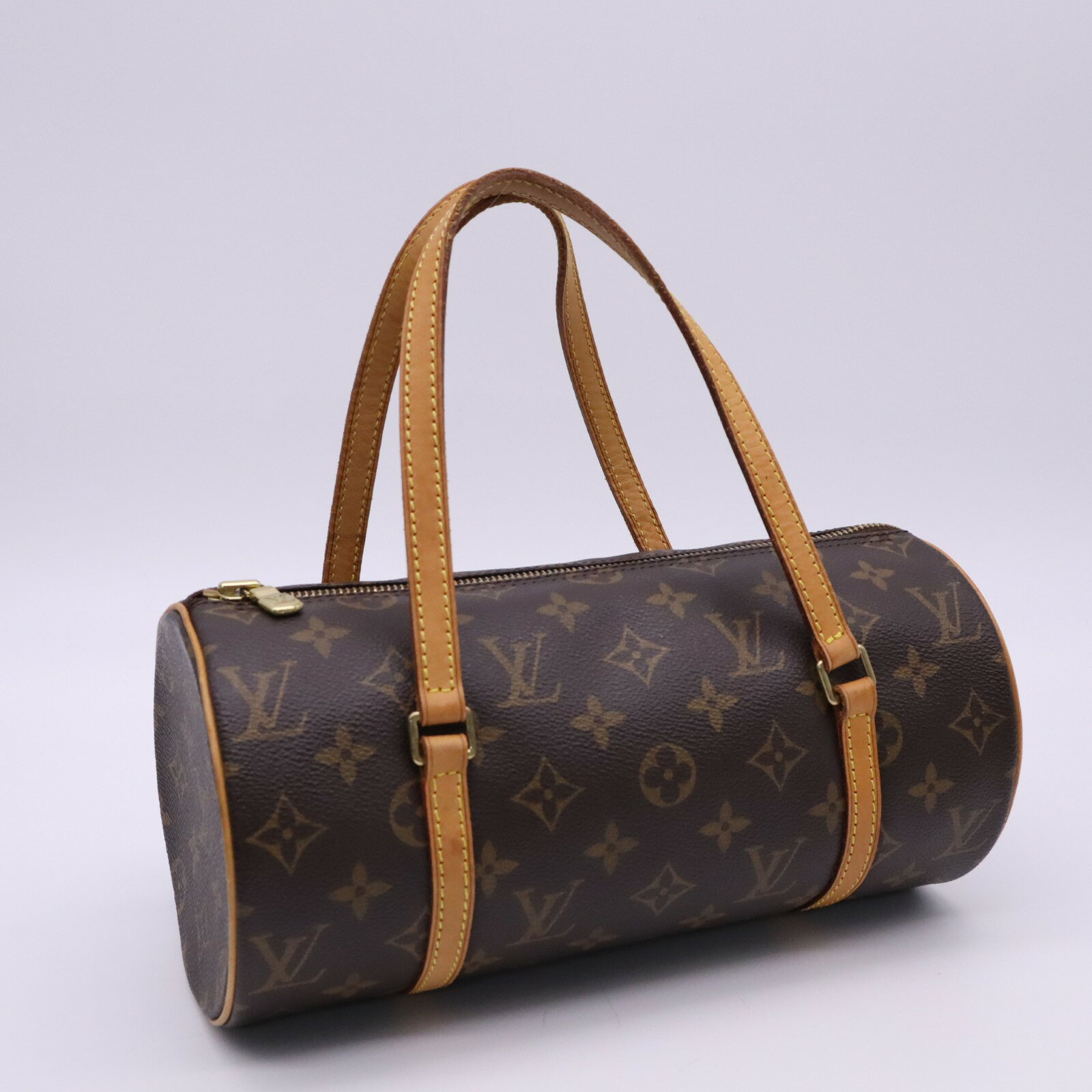 ■ブランド名 LOUIS VUITTON ルイ・ヴィトン ■ライン モノグラム ■品名 パピヨン26 ■シリアル DU0024 ■型番 M51386 ■カラー系統 ブラウン ベージュ ■サイズ W約26cm x H約13cm x D約13cm ハンドル：約41cm ■重さ 319g ■素材 コーティングキャンバスレザー ■付属品 なし ■仕様 開閉式：ファスナー ■管理番号 CM0252 ■原産国 フランス ■評価 Bランク ■特記事項 全体：ヤケ・スレ ヌメ革シミ 持ち手ヒビワレ ■コメント 中古品のため、内面、外面ともに傷、スレ、汚れがございます。ヤブレや気になるニオイなどはなく、まだまだご使用頂けると思います。ほか、気になる事は何でも聞いてください。 ※サイズ比較用の備品（ペットボトル・定規）は付属しませんブランドLOUIS VUITTON ルイ・ヴィトン ラインモノグラム 品名パピヨン26 シリアル DU0024 型番M51386 カラー系統 ブラウン ベージュ サイズ W約26cm x H約13cm x D約13cmハンドル：約41cm 重さ 319g 素材 コーティングキャンバスレザー 付属品 なし 仕様 開閉式：ファスナー 管理番号CM0252 原産国フランス 評価Bランク 収納目安 全体：ヤケ・スレ ヌメ革シミ 持ち手ヒビワレ 中古品のため、内面、外面ともに傷、スレ、汚れがございます。ヤブレや気になるニオイなどはなく、まだまだご使用頂けると思います。ほか、気になる事は何でも聞いてください。 店舗詳細 リユースショップ BICLOCK TEL：0120-897-391商品についてのお問い合わせ 気になる点はご注文前にお気軽にご質問ください。 許可 神奈川県公安委員会 第451480002239号 初期保証（返品） お届け後、3日以内であれば全額返金いたします（お客様都合も可）。※トレーディングカードは商品の性質上、お客様都合による返品・交換はお受けできません。万が一、商品ページに記載のない不具合がございましたら、商品到着後7日以内にご連絡ください。 ※返送費用はご負担いただく場合があります。 ※詳細はショッピングガイドをご覧ください。 注意事項 撮影環境やモニター設定により、実物と色味が異なる場合がございます。 気になる点はご注文前にお気軽にご質問ください。