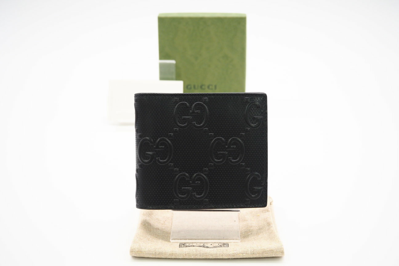 U, 吉 - ★3日以内返品可★ 極美品 GUCCI グッチ GGエンボス レザー コンパクトウォレット 625555 二つ折り財布 ブラック レザー メンズ【中古】