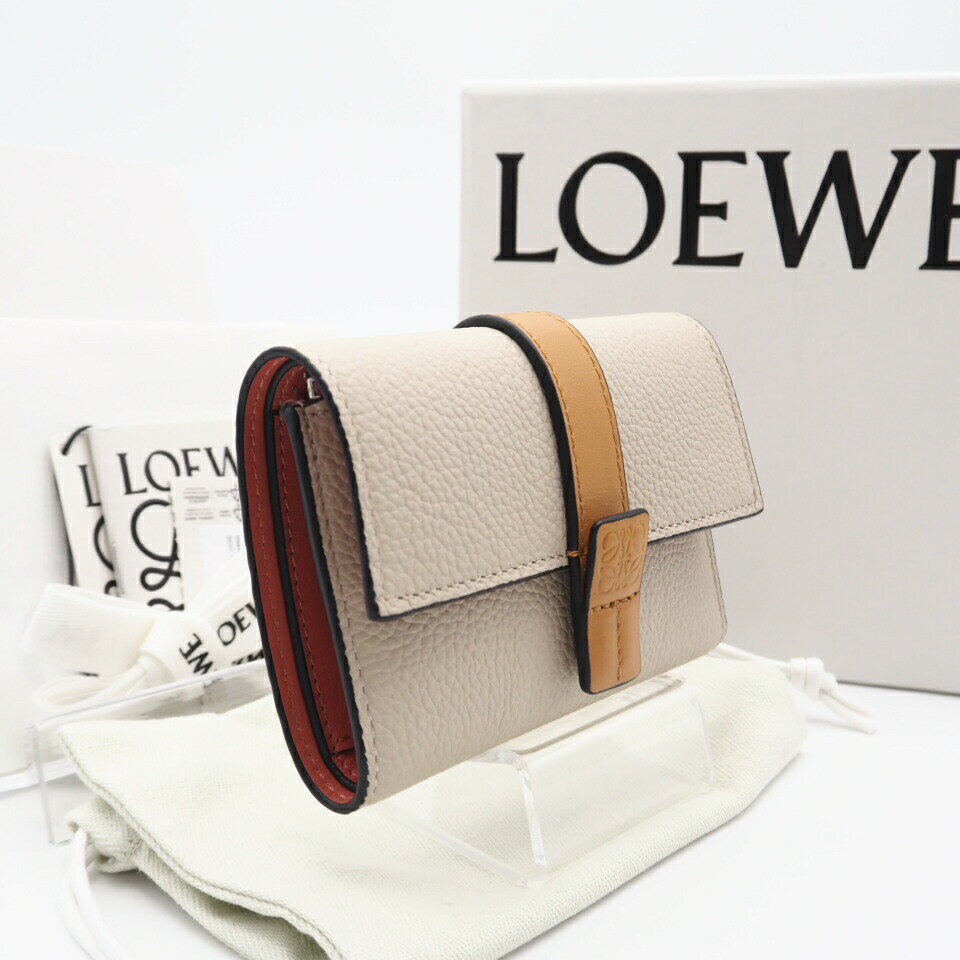 ★3日以内返品可★ 美品 LOEWE ロエベ ソフトカーフレザー スモール バーティカル ウォレット ライトオーツ ハニー C660S86X01 三つ折り財布 ベージュ ピンク グレインカーフレザー レディース【中古】