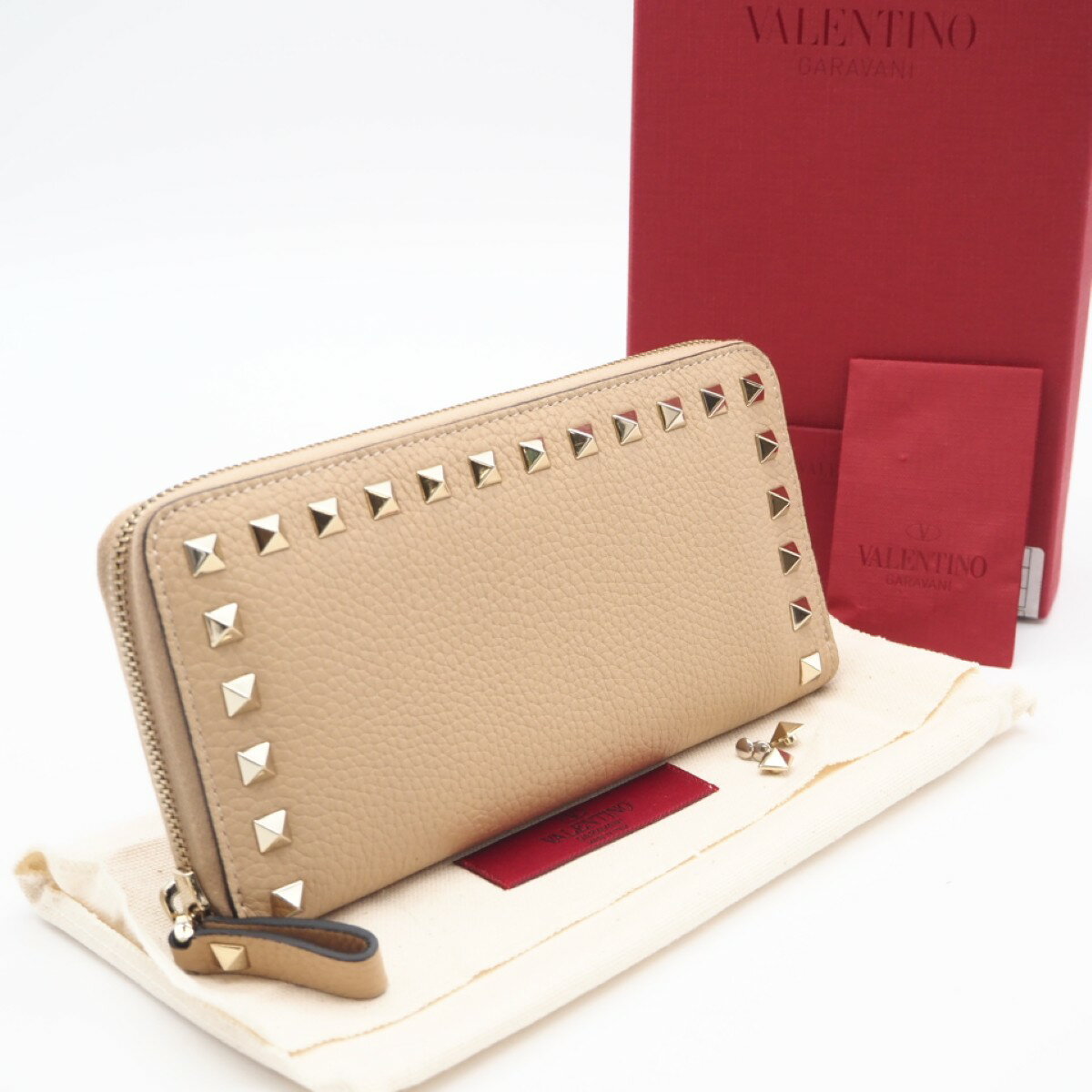 Rakuten - ★3日以内返品可★ 極美品 VALENTINO ヴァレンティノ ロックスタッズ ラウンドジップウォレット P51201494 長財布 ベージュ レザー レディース【中古】