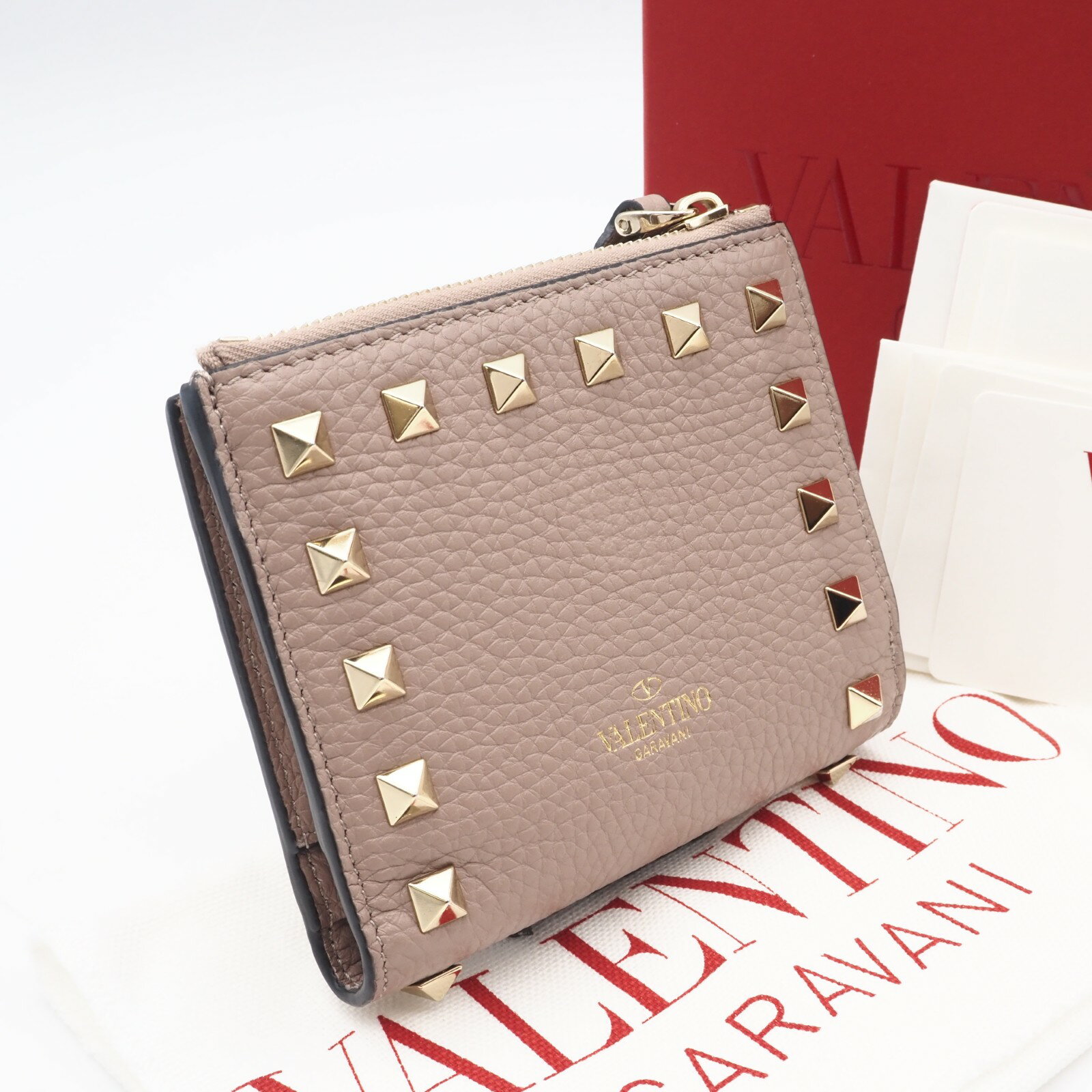 Rakuten - ★3日以内返品可★ 美品 VALENTINO ヴァレンティノ グレインカーフスキン ロックスタッズ コンパクトウォレット P0W06VSH 二つ折り財布 ベージュ グレインカーフレザー レディース【中古】