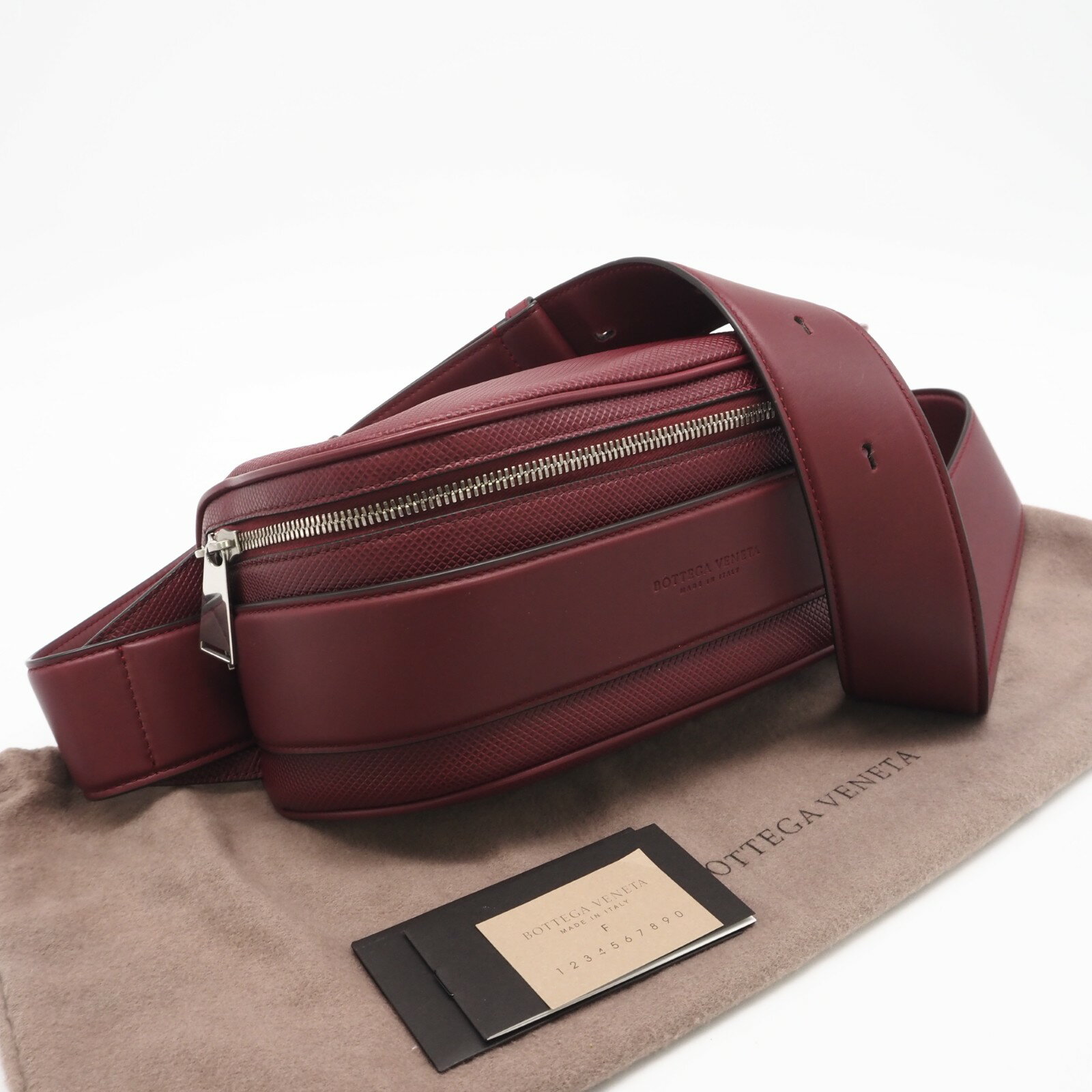 Bottega Veneta ボディバッグ メンズ　赤　レッド Bottega Veneta ボディバッグ 赤 【公式通販】