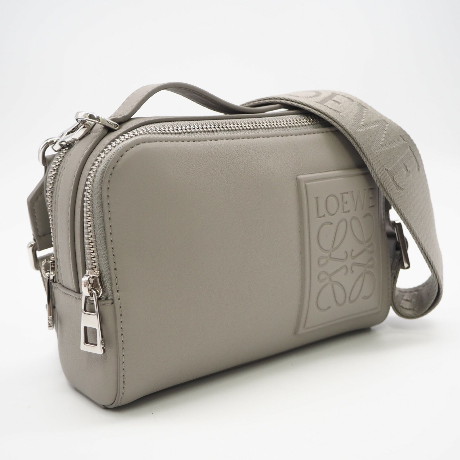 ■ブランド名 LOEWE ロエベ ■品名 サテンカーフ クロスボディ カメラバッグ ミニ ■シリアル 62502 ■型番 C565R41X04 ■カラー系統 グレー ■サイズ W約17.5cm x H約13cm x D約7cmハンドル：約12.5cmショルダー：約125cm ■重さ 333g ■素材 カーフレザー ■付属品 ショルダーストラップ ■仕様 開閉式：ダブルファスナー ■管理番号 CB0720 ■評価 Aランク ■特記事項 内外面：スレヨレ・シワ 金具キズ ■コメント 中古品のため、内面、外面ともに写真で目立たない程度の僅かな小傷や、小ヨレはございます。目立つ傷や気になるニオイなどはなく、非常に綺麗な状態です。ほか、気になる事は何でも聞いてください。ブランドLOEWE ロエベ 品名サテンカーフ クロスボディ カメラバッグ ミニ シリアル62502 型番C565R41X04 カラー系統グレー サイズW約17.5cm x H約13cm x D約7cmハンドル：約12.5cmショルダー：約125cm 重さ333g 素材 カーフレザー 付属品ショルダーストラップ 仕様 開閉式：ダブルファスナー 管理番号CB0720 評価Aランク 内外面：スレヨレ・シワ 金具キズ 中古品のため、内面、外面ともに写真で目立たない程度の僅かな小傷や、小ヨレはございます。目立つ傷や気になるニオイなどはなく、非常に綺麗な状態です。ほか、気になる事は何でも聞いてください。 店舗詳細 リユースショップ BICLOCK TEL：0120-897-391商品についてのお問い合わせ 気になる点はご注文前にお気軽にご質問ください。 許可 神奈川県公安委員会 第451480002239号 初期保証（返品） お届け後、3日以内であれば全額返金いたします（お客様都合も可）。 ※返送費用はご負担いただく場合があります。 ※詳細はショッピングガイドをご覧ください。 基本保証 自然故障が発生した場合は、当店の規定に基づき修理対応いたします。 ※上限保証金額は、購入代金の10%となります。 ※詳細はショッピングガイドをご覧ください。 注意事項 撮影環境やモニター設定により、実物と色味が異なる場合がございます。 気になる点はご注文前にお気軽にご質問ください。