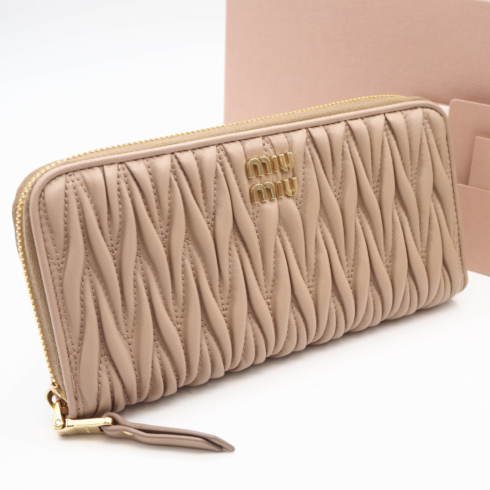 Rakuten - ★3日以内返品可★ 美品 MIUMIU ミュウミュウ マテラッセ ラウンドファスナー長財布 5ML506 長財布 ピンクベージュ ラムスキン レディース【中古】