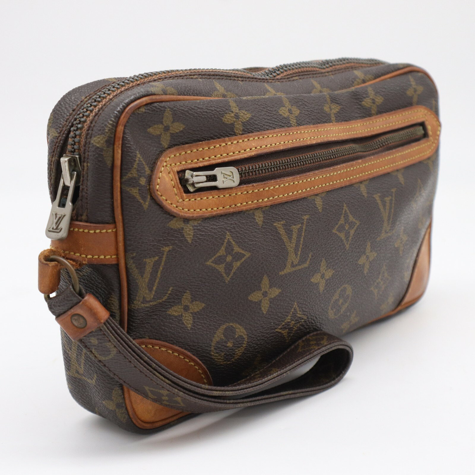 ■ブランド名 LOUIS VUITTON ルイ・ヴィトン ■ライン モノグラム ■品名 マルリー ドラゴンヌGM ■シリアル 843 ■型番 M51825 ■カラー系統 ブラウン ベージュ ■サイズ W約26cm x H約15cm x D約4cm ■重さ 355g ■素材 コーティングキャンバスレザー ■付属品 なし ■仕様 【外側】ファスナーポケット x 1【内側】ファスナーポケット x 1開閉式：ファスナー ■管理番号 CM0181 ■原産国 フランス ■評価 BCランク ■特記事項 全体：ヤケ・スレ 内面：キズ ヌメ革シミ ポケットハガレ ストラップ根本ワレ ファスナー開閉硬め ■コメント 全体的に使用感があり、目立つキズ・スレ・汚れなどが見られる状態です。通常使用には問題ありません。 ※サイズ比較用の備品（ペットボトル・定規）は付属しませんブランドLOUIS VUITTON ルイ・ヴィトン ラインモノグラム 品名マルリー ドラゴンヌGM シリアル 843 型番M51825 カラー系統 ブラウン ベージュ サイズ W約26cm x H約15cm x D約4cm 重さ 355g 素材 コーティングキャンバスレザー 付属品 なし 仕様 【外側】ファスナーポケット x 1【内側】ファスナーポケット x 1開閉式：ファスナー 管理番号CM0181 原産国フランス 評価BCランク 収納目安 全体：ヤケ・スレ 内面：キズ ヌメ革シミ ポケットハガレ ストラップ根本ワレ ファスナー開閉硬め 全体的に使用感があり、目立つキズ・スレ・汚れなどが見られる状態です。通常使用には問題ありません。 店舗詳細 リユースショップ BICLOCK TEL：0120-897-391商品についてのお問い合わせ 気になる点はご注文前にお気軽にご質問ください。 許可 神奈川県公安委員会 第451480002239号 初期保証（返品） お届け後、3日以内であれば全額返金いたします（お客様都合も可）。※トレーディングカードは商品の性質上、お客様都合による返品・交換はお受けできません。万が一、商品ページに記載のない不具合がございましたら、商品到着後7日以内にご連絡ください。 ※返送費用はご負担いただく場合があります。 ※詳細はショッピングガイドをご覧ください。 注意事項 撮影環境やモニター設定により、実物と色味が異なる場合がございます。 気になる点はご注文前にお気軽にご質問ください。