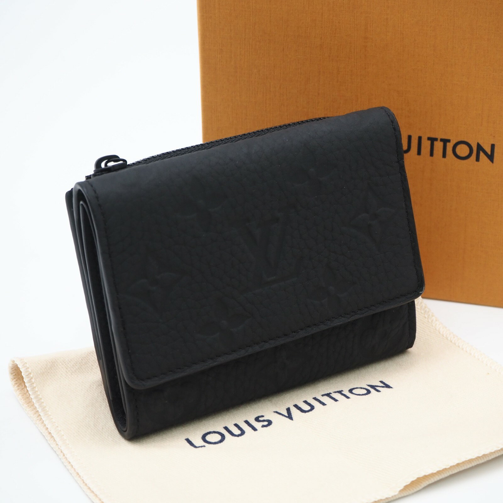 乐天商城 - ★3日以内返品可★ 美品 LOUIS VUITTON ルイ・ヴィトン トリヨン ポルトフォイユ パイロット M82556 三つ折り財布 ブラック トリヨンレザー メンズ【中古】