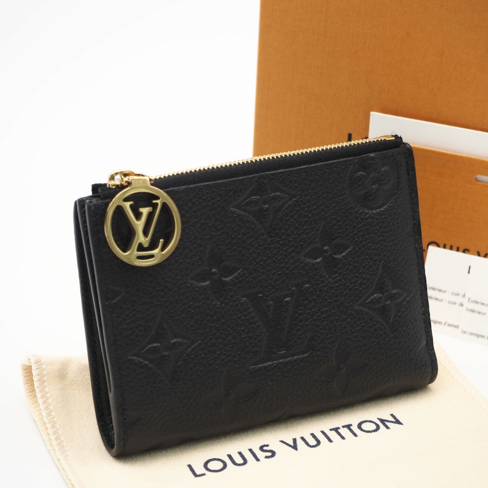 ■ブランド名 LOUIS VUITTON ルイ・ヴィトン ■ライン モノグラム アンプラント ■品名 ポルトフォイユ リサ ノワール ■シリアル RFID(ICチップ)内蔵の商品のためシリアルナンバーの記載がありません。 ■型番 M83365 ■カラー系統 ブラック ■サイズ W約11.5cm x H約8.5cmx D約1.5cm ■重さ 89g ■素材 グレインレザー ■付属品 箱・保存袋・冊子　箱,保存袋,冊子 ■仕様 【外側】小銭入れ x 1【内側】札入れ x 1 カードポケット x 2 オープンポケット x 2開閉式：スナップボタン ■管理番号 CS0878 ■原産国 イタリア ■評価 ABランク ■特記事項 内外面：スレ・カード伸び 金具キズ 小銭入れスレ ■コメント 中古品のため、内面、外面ともに写真で目立たない程度の傷、スレ、汚れがございます。目立つ傷やヤブレ、気になるニオイなどはなく、まだまだご使用頂けると思います。ほか、気になる事は何でも聞いてください。 ※サイズ比較用の備品（ペットボトル・定規）は付属しませんブランドLOUIS VUITTON ルイ・ヴィトン ラインモノグラム アンプラント 品名ポルトフォイユ リサ ノワール シリアル RFID(ICチップ)内蔵の商品のためシリアルナンバーの記載がありません。 型番M83365 カラー系統 ブラック サイズ W約11.5cm x H約8.5cmx D約1.5cm 重さ 89g 素材 グレインレザー 付属品 箱・保存袋・冊子　箱,保存袋,冊子 仕様 【外側】小銭入れ x 1【内側】札入れ x 1 カードポケット x 2 オープンポケット x 2開閉式：スナップボタン 管理番号CS0878 原産国イタリア 評価ABランク 収納目安 内外面：スレ・カード伸び 金具キズ 小銭入れスレ 中古品のため、内面、外面ともに写真で目立たない程度の傷、スレ、汚れがございます。目立つ傷やヤブレ、気になるニオイなどはなく、まだまだご使用頂けると思います。ほか、気になる事は何でも聞いてください。 店舗詳細 リユースショップ BICLOCK TEL：0120-897-391商品についてのお問い合わせ 気になる点はご注文前にお気軽にご質問ください。 許可 神奈川県公安委員会 第451480002239号 初期保証（返品） お届け後、3日以内であれば全額返金いたします（お客様都合も可）。※トレーディングカードは商品の性質上、お客様都合による返品・交換はお受けできません。万が一、商品ページに記載のない不具合がございましたら、商品到着後7日以内にご連絡ください。 ※返送費用はご負担いただく場合があります。 ※詳細はショッピングガイドをご覧ください。 注意事項 撮影環境やモニター設定により、実物と色味が異なる場合がございます。 気になる点はご注文前にお気軽にご質問ください。