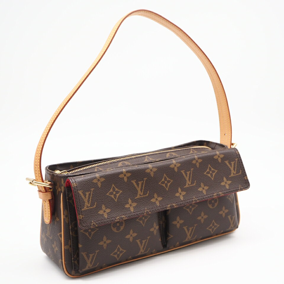 ■ブランド名 LOUIS VUITTON ルイ・ヴィトン ■ライン モノグラム ■品名 ヴィバ シテMM ■シリアル AR0056 ■型番 M51164 ■カラー系統 ブラウン ベージュ ■サイズ W約29.5cm x H約13.5cm x D約9cm ハンドル：約63cm ■重さ 492g ■素材 コーティングキャンバスヌメ革 ■付属品 なし ■仕様 【外側】マグネット式ポケット x 2【内側】オープンポケット x 2開閉式：ファスナー ■管理番号 CM0322 ■原産国 フランス ■評価 ABランク ■特記事項 内外面：スレ 角スレ汚れ ヌメ革ヤケ汚れ 金具キズ ■コメント 中古品のため、内面、外面ともに写真で目立たない程度の傷、スレ、汚れがございます。目立つ傷やヤブレ、気になるニオイなどはなく、まだまだご使用頂けると思います。ほか、気になる事は何でも聞いてください。 ※サイズ比較用の備品（ペットボトル・定規）は付属しませんブランドLOUIS VUITTON ルイ・ヴィトン ラインモノグラム 品名ヴィバ シテMM シリアル AR0056 型番M51164 カラー系統 ブラウン ベージュ サイズ W約29.5cm x H約13.5cm x D約9cmハンドル：約63cm 重さ 492g 素材 コーティングキャンバスヌメ革 付属品 なし 仕様 【外側】マグネット式ポケット x 2【内側】オープンポケット x 2開閉式：ファスナー 管理番号CM0322 原産国フランス 評価ABランク 収納目安 内外面：スレ 角スレ汚れ ヌメ革ヤケ汚れ 金具キズ 中古品のため、内面、外面ともに写真で目立たない程度の傷、スレ、汚れがございます。目立つ傷やヤブレ、気になるニオイなどはなく、まだまだご使用頂けると思います。ほか、気になる事は何でも聞いてください。 店舗詳細 リユースショップ BICLOCK TEL：0120-897-391商品についてのお問い合わせ 気になる点はご注文前にお気軽にご質問ください。 許可 神奈川県公安委員会 第451480002239号 初期保証（返品） お届け後、3日以内であれば全額返金いたします（お客様都合も可）。※トレーディングカードは商品の性質上、お客様都合による返品・交換はお受けできません。万が一、商品ページに記載のない不具合がございましたら、商品到着後7日以内にご連絡ください。 ※返送費用はご負担いただく場合があります。 ※詳細はショッピングガイドをご覧ください。 注意事項 撮影環境やモニター設定により、実物と色味が異なる場合がございます。 気になる点はご注文前にお気軽にご質問ください。