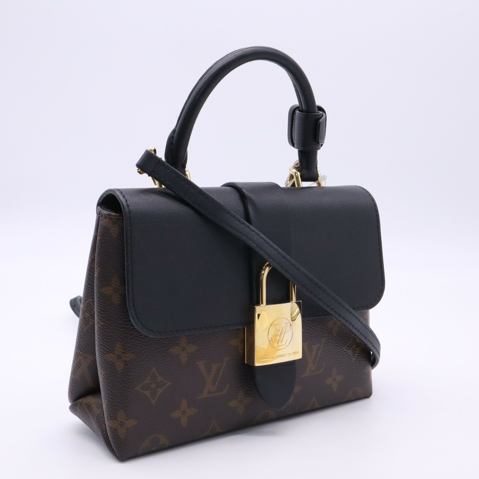 ■ブランド名 LOUIS VUITTON ルイ・ヴィトン ■ライン モノグラム ■品名 ロッキーBB ■シリアル DU5109 ■型番 M44141 ■カラー系統 ブラウン ベージュ ブラック ■サイズ W約21cm x H約16cm x D約7cm ハンドル：約23.5cmショルダー：約113cm ■重さ 471g ■素材 コーティングキャンバスレザー ■付属品 ショルダーストラップ・ポワニエ ■仕様 【内側】オープンポケット x 1開閉式：マグネット式 ■管理番号 CM0331 ■原産国 フランス ■評価 Bランク ■特記事項 外面：スレ・押し跡 内外面：スレ・一部汚れ ポケット伸び ショルダースレ 持ち手スレ 金具キズ・メッキ剥がれ ■コメント 中古品のため、内面、外面ともに傷、スレ、汚れがございます。ヤブレや気になるニオイなどはなく、まだまだご使用頂けると思います。ほか、気になる事は何でも聞いてください。 ※サイズ比較用の備品（ペットボトル・定規）は付属しませんブランドLOUIS VUITTON ルイ・ヴィトン ラインモノグラム 品名ロッキーBB シリアル DU5109 型番M44141 カラー系統 ブラウン ベージュ ブラック サイズ W約21cm x H約16cm x D約7cmハンドル：約23.5cmショルダー：約113cm 重さ 471g 素材 コーティングキャンバスレザー 付属品 ショルダーストラップ・ポワニエ 仕様 【内側】オープンポケット x 1開閉式：マグネット式 管理番号CM0331 原産国フランス 評価Bランク 収納目安 外面：スレ・押し跡 内外面：スレ・一部汚れ ポケット伸び ショルダースレ 持ち手スレ 金具キズ・メッキ剥がれ 中古品のため、内面、外面ともに傷、スレ、汚れがございます。ヤブレや気になるニオイなどはなく、まだまだご使用頂けると思います。ほか、気になる事は何でも聞いてください。 店舗詳細 リユースショップ BICLOCK TEL：0120-897-391商品についてのお問い合わせ 気になる点はご注文前にお気軽にご質問ください。 許可 神奈川県公安委員会 第451480002239号 初期保証（返品） お届け後、3日以内であれば全額返金いたします（お客様都合も可）。※トレーディングカードは商品の性質上、お客様都合による返品・交換はお受けできません。万が一、商品ページに記載のない不具合がございましたら、商品到着後7日以内にご連絡ください。 ※返送費用はご負担いただく場合があります。 ※詳細はショッピングガイドをご覧ください。 注意事項 撮影環境やモニター設定により、実物と色味が異なる場合がございます。 気になる点はご注文前にお気軽にご質問ください。