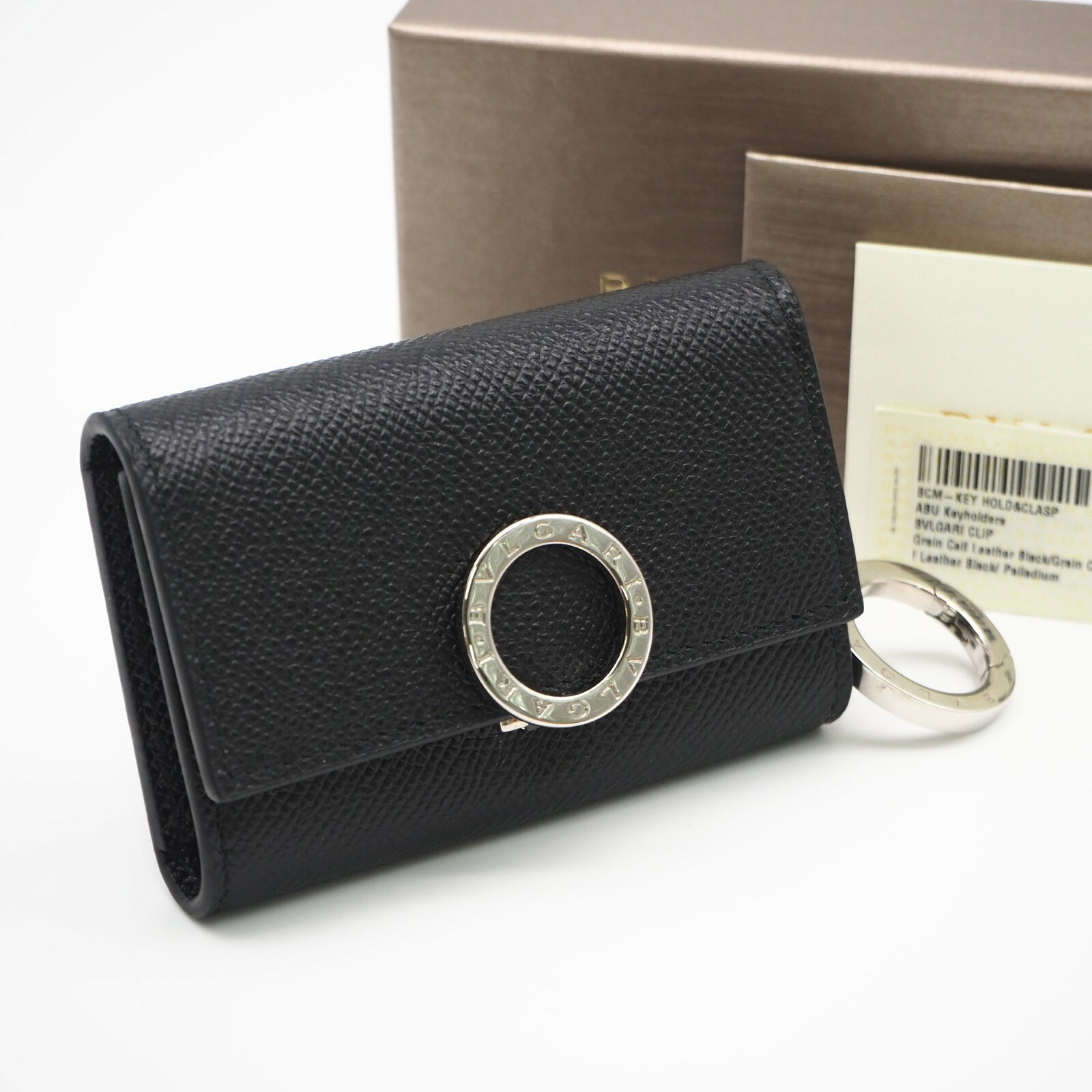 ■ブランド名 BVLGARI ブルガリ ■ライン グレインカーフレザー ■品名 ブルガリ ブルガリ 6連キーケース ■シリアル RFID(ICチップ)内蔵の商品のためシリアルナンバーの記載がありません。 ■型番 30422 ■カラー系統 ブラック ■サイズ W約10cm x H約6.5cmx D約2cm ■重さ 103g ■素材 グレインカーフレザー ■付属品 箱・冊子 ■仕様 キーフック x 7キーフック x 開閉式：フラップ ■管理番号 CS1002 ■原産国 イタリア ■評価 ABランク ■特記事項 内外面：スレ 金具キズ ■コメント 中古品のため、内面、外面ともに写真で目立たない程度の傷、スレ、汚れがございます。目立つ傷やヤブレ、気になるニオイなどはなく、まだまだご使用頂けると思います。ほか、気になる事は何でも聞いてください。 ※サイズ比較用の備品（ペットボトル・定規）は付属しませんブランドBVLGARI ブルガリ ライングレインカーフレザー 品名ブルガリ ブルガリ 6連キーケース シリアル RFID(ICチップ)内蔵の商品のためシリアルナンバーの記載がありません。 型番30422 カラー系統 ブラック サイズ W約10cm x H約6.5cmx D約2cm 重さ 103g 素材 グレインカーフレザー 付属品 箱・冊子 仕様 キーフック x 7キーフック x 開閉式：フラップ 管理番号CS1002 原産国イタリア 評価ABランク 収納目安 内外面：スレ 金具キズ 中古品のため、内面、外面ともに写真で目立たない程度の傷、スレ、汚れがございます。目立つ傷やヤブレ、気になるニオイなどはなく、まだまだご使用頂けると思います。ほか、気になる事は何でも聞いてください。 店舗詳細 リユースショップ BICLOCK TEL：0120-897-391商品についてのお問い合わせ 気になる点はご注文前にお気軽にご質問ください。 許可 神奈川県公安委員会 第451480002239号 初期保証（返品） お届け後、3日以内であれば全額返金いたします（お客様都合も可）。※トレーディングカードは商品の性質上、お客様都合による返品・交換はお受けできません。万が一、商品ページに記載のない不具合がございましたら、商品到着後7日以内にご連絡ください。 ※返送費用はご負担いただく場合があります。 ※詳細はショッピングガイドをご覧ください。 注意事項 撮影環境やモニター設定により、実物と色味が異なる場合がございます。 気になる点はご注文前にお気軽にご質問ください。