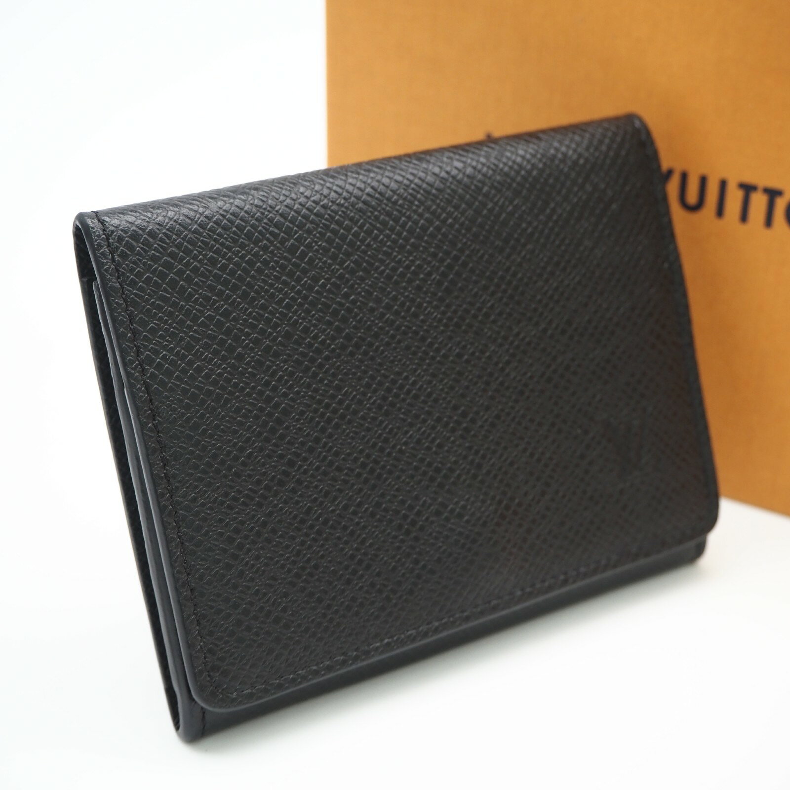 ■ブランド名 LOUIS VUITTON ルイ・ヴィトン ■ライン タイガ ■品名 カードケース アンヴェロップ・カルト ドゥ ヴィジット NM ■シリアル RFID(ICチップ)内蔵の商品のためシリアルナンバーの記載がありません。 ■型番 M64595 ■カラー系統 ブラック ■サイズ W約10.5cm x H約8cmx D約1cm ■重さ 55g ■素材 カーフレザー ■付属品 箱 ■仕様 カードポケット x 1オープンポケット x 2開閉式：スナップボタン ■管理番号 CS1028 ■原産国 フランス ■評価 ABランク ■特記事項 内外面：スレ・型崩れ フチスレ ■コメント 中古品のため、内面、外面ともに写真で目立たない程度の傷、スレ、汚れがございます。目立つ傷やヤブレ、気になるニオイなどはなく、まだまだご使用頂けると思います。ほか、気になる事は何でも聞いてください。 ※サイズ比較用の備品（ペットボトル・定規）は付属しませんブランドLOUIS VUITTON ルイ・ヴィトン ラインタイガ 品名カードケース アンヴェロップ・カルト ドゥ ヴィジット NM シリアル RFID(ICチップ)内蔵の商品のためシリアルナンバーの記載がありません。 型番M64595 カラー系統 ブラック サイズ W約10.5cm x H約8cmx D約1cm 重さ 55g 素材 カーフレザー 付属品 箱 仕様 カードポケット x 1オープンポケット x 2開閉式：スナップボタン 管理番号CS1028 原産国フランス 評価ABランク 収納目安 内外面：スレ・型崩れ フチスレ 中古品のため、内面、外面ともに写真で目立たない程度の傷、スレ、汚れがございます。目立つ傷やヤブレ、気になるニオイなどはなく、まだまだご使用頂けると思います。ほか、気になる事は何でも聞いてください。 店舗詳細 リユースショップ BICLOCK TEL：0120-897-391商品についてのお問い合わせ 気になる点はご注文前にお気軽にご質問ください。 許可 神奈川県公安委員会 第451480002239号 初期保証（返品） お届け後、3日以内であれば全額返金いたします（お客様都合も可）。※トレーディングカードは商品の性質上、お客様都合による返品・交換はお受けできません。万が一、商品ページに記載のない不具合がございましたら、商品到着後7日以内にご連絡ください。 ※返送費用はご負担いただく場合があります。 ※詳細はショッピングガイドをご覧ください。 注意事項 撮影環境やモニター設定により、実物と色味が異なる場合がございます。 気になる点はご注文前にお気軽にご質問ください。