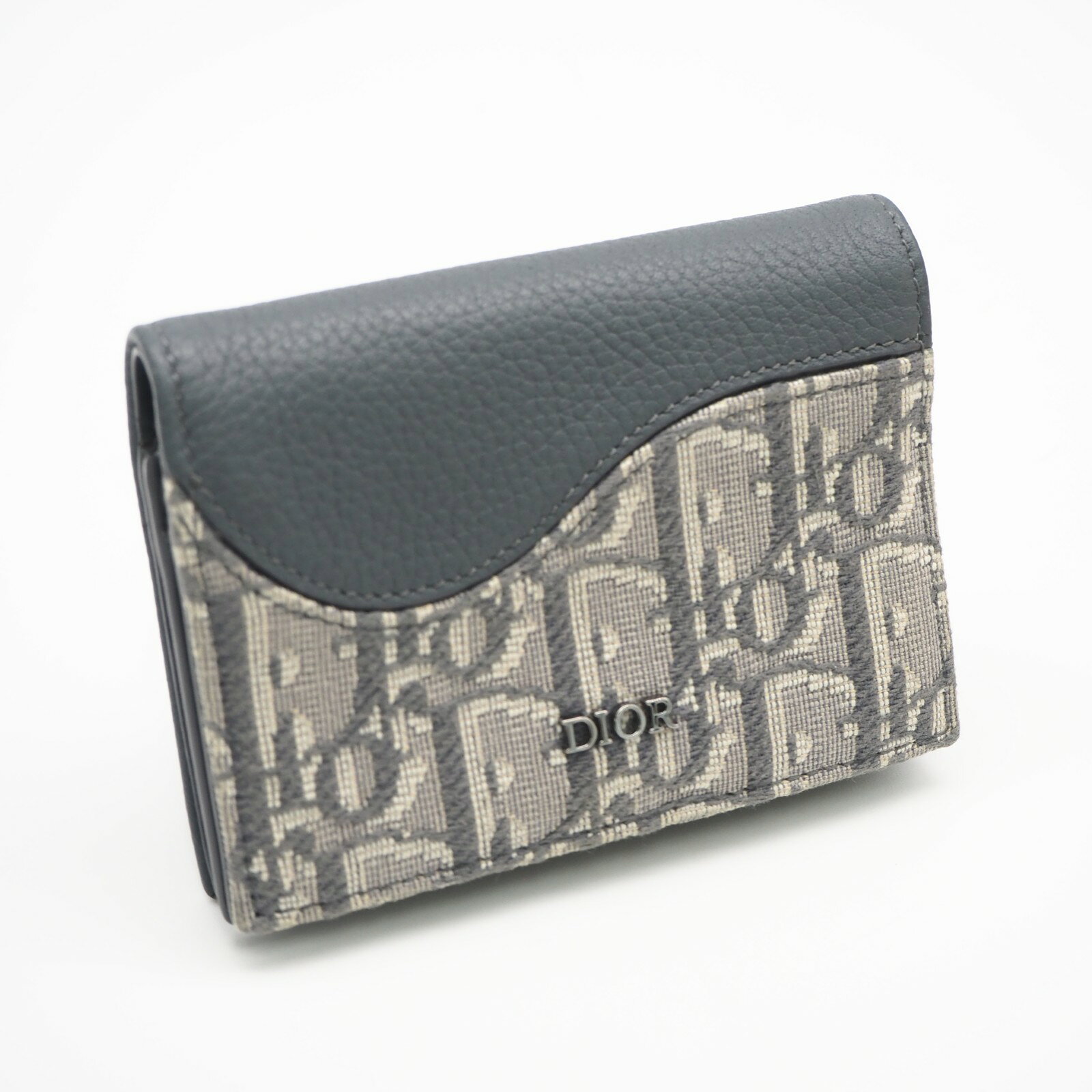 ■ブランド名 Dior ディオール ■ライン ディオールオブリーク ■品名 Dior サドル ビジネスカードホルダー ■シリアル 10-BO-0234 ■型番 2ADCH166YKS ■カラー系統 グレー ■サイズ W約10.5cm x H約7cmx D約2cm ■重さ 62g ■素材 キャンバスカーフレザー ■付属品 なし ■仕様 カードポケット x 3オープンポケット x 1開閉式：マグネット式 ■管理番号 CS1030 ■原産国 イタリア ■評価 ABランク ■特記事項 外面：スレ汚れ 内面：スレ フチスレワレ 角スレ ■コメント 中古品のため、内面、外面ともに写真で目立たない程度の傷、スレ、汚れがございます。目立つ傷やヤブレ、気になるニオイなどはなく、まだまだご使用頂けると思います。ほか、気になる事は何でも聞いてください。 ※サイズ比較用の備品（ペットボトル・定規）は付属しませんブランドDior ディオール ラインディオールオブリーク 品名Dior サドル ビジネスカードホルダー シリアル 10-BO-0234 型番2ADCH166YKS カラー系統 グレー サイズ W約10.5cm x H約7cmx D約2cm 重さ 62g 素材 キャンバスカーフレザー 付属品 なし 仕様 カードポケット x 3オープンポケット x 1開閉式：マグネット式 管理番号CS1030 原産国イタリア 評価ABランク 収納目安 外面：スレ汚れ 内面：スレ フチスレワレ 角スレ 中古品のため、内面、外面ともに写真で目立たない程度の傷、スレ、汚れがございます。目立つ傷やヤブレ、気になるニオイなどはなく、まだまだご使用頂けると思います。ほか、気になる事は何でも聞いてください。 店舗詳細 リユースショップ BICLOCK TEL：0120-897-391商品についてのお問い合わせ 気になる点はご注文前にお気軽にご質問ください。 許可 神奈川県公安委員会 第451480002239号 初期保証（返品） お届け後、3日以内であれば全額返金いたします（お客様都合も可）。※トレーディングカードは商品の性質上、お客様都合による返品・交換はお受けできません。万が一、商品ページに記載のない不具合がございましたら、商品到着後7日以内にご連絡ください。 ※返送費用はご負担いただく場合があります。 ※詳細はショッピングガイドをご覧ください。 注意事項 撮影環境やモニター設定により、実物と色味が異なる場合がございます。 気になる点はご注文前にお気軽にご質問ください。