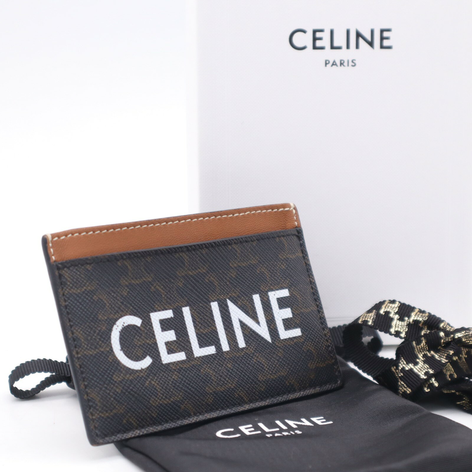 ■ブランド名 CELINE セリーヌ ■ライン トリオンフキャンバス ■品名 ロゴ カードケース タン ■シリアル U-LM-2268 ■型番 10B702CLY ■カラー系統 ブラウン ■サイズ W約10.5cm x H約7cmx D約0.5cm ■重さ 29g ■素材 コーティングキャンバスレザー ■付属品 箱・保存袋・リボン　タグ ■仕様 オープンポケット x 1カードポケット x 2開閉式：ファスナー ■管理番号 CS1072 ■原産国 イタリア ■評価 ABランク ■特記事項 内外面：スレ 角スレ フチスレヨレ ■コメント 中古品のため、内面、外面ともに写真で目立たない程度の傷、スレ、汚れがございます。目立つ傷やヤブレ、気になるニオイなどはなく、まだまだご使用頂けると思います。ほか、気になる事は何でも聞いてください。 ※サイズ比較用の備品（ペットボトル・定規）は付属しませんブランドCELINE セリーヌ ライントリオンフキャンバス 品名ロゴ カードケース タン シリアル U-LM-2268 型番10B702CLY カラー系統 ブラウン サイズ W約10.5cm x H約7cmx D約0.5cm 重さ 29g 素材 コーティングキャンバスレザー 付属品 箱・保存袋・リボン　タグ 仕様 オープンポケット x 1カードポケット x 2開閉式：ファスナー 管理番号CS1072 原産国イタリア 評価ABランク 収納目安 内外面：スレ 角スレ フチスレヨレ 中古品のため、内面、外面ともに写真で目立たない程度の傷、スレ、汚れがございます。目立つ傷やヤブレ、気になるニオイなどはなく、まだまだご使用頂けると思います。ほか、気になる事は何でも聞いてください。 店舗詳細 リユースショップ BICLOCK TEL：0120-897-391商品についてのお問い合わせ 気になる点はご注文前にお気軽にご質問ください。 許可 神奈川県公安委員会 第451480002239号 初期保証（返品） お届け後、3日以内であれば全額返金いたします（お客様都合も可）。※トレーディングカードは商品の性質上、お客様都合による返品・交換はお受けできません。万が一、商品ページに記載のない不具合がございましたら、商品到着後7日以内にご連絡ください。 ※返送費用はご負担いただく場合があります。 ※詳細はショッピングガイドをご覧ください。 注意事項 撮影環境やモニター設定により、実物と色味が異なる場合がございます。 気になる点はご注文前にお気軽にご質問ください。