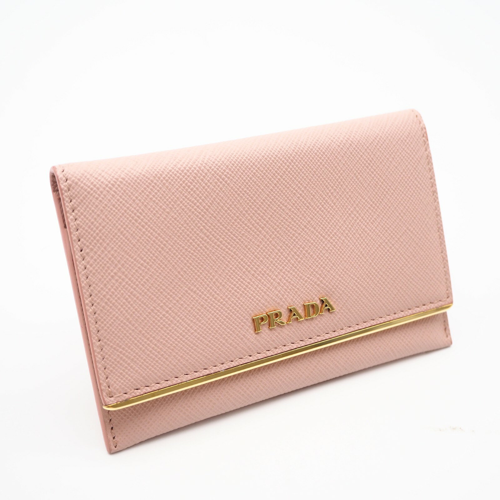 ■ブランド名 PRADA プラダ ■ライン サフィアーノ ■品名 レザー カードケース ■シリアル 42 ■型番 - ■カラー系統 ピンクベージュ ■サイズ W約12.5cm x H約8.5cmx D約1cm ■重さ 71g ■素材 サフィアーノ ■付属品 なし ■仕様 カードポケット x 2開閉式：スナップボタン ■管理番号 CS1090 ■原産国 イタリア ■評価 ABランク ■特記事項 内外面：スレ フチスレ汚れ・ワレ ■コメント 中古品のため、内面、外面ともに写真で目立たない程度の傷、スレ、汚れがございます。目立つ傷やヤブレ、気になるニオイなどはなく、まだまだご使用頂けると思います。ほか、気になる事は何でも聞いてください。 ※サイズ比較用の備品（ペットボトル・定規）は付属しませんブランドPRADA プラダ ラインサフィアーノ 品名レザー カードケース シリアル 42 型番- カラー系統 ピンクベージュ サイズ W約12.5cm x H約8.5cmx D約1cm 重さ 71g 素材 サフィアーノ 付属品 なし 仕様 カードポケット x 2開閉式：スナップボタン 管理番号CS1090 原産国イタリア 評価ABランク 収納目安 内外面：スレ フチスレ汚れ・ワレ 中古品のため、内面、外面ともに写真で目立たない程度の傷、スレ、汚れがございます。目立つ傷やヤブレ、気になるニオイなどはなく、まだまだご使用頂けると思います。ほか、気になる事は何でも聞いてください。 店舗詳細 リユースショップ BICLOCK TEL：0120-897-391商品についてのお問い合わせ 気になる点はご注文前にお気軽にご質問ください。 許可 神奈川県公安委員会 第451480002239号 初期保証（返品） お届け後、3日以内であれば全額返金いたします（お客様都合も可）。※トレーディングカードは商品の性質上、お客様都合による返品・交換はお受けできません。万が一、商品ページに記載のない不具合がございましたら、商品到着後7日以内にご連絡ください。 ※返送費用はご負担いただく場合があります。 ※詳細はショッピングガイドをご覧ください。 注意事項 撮影環境やモニター設定により、実物と色味が異なる場合がございます。 気になる点はご注文前にお気軽にご質問ください。