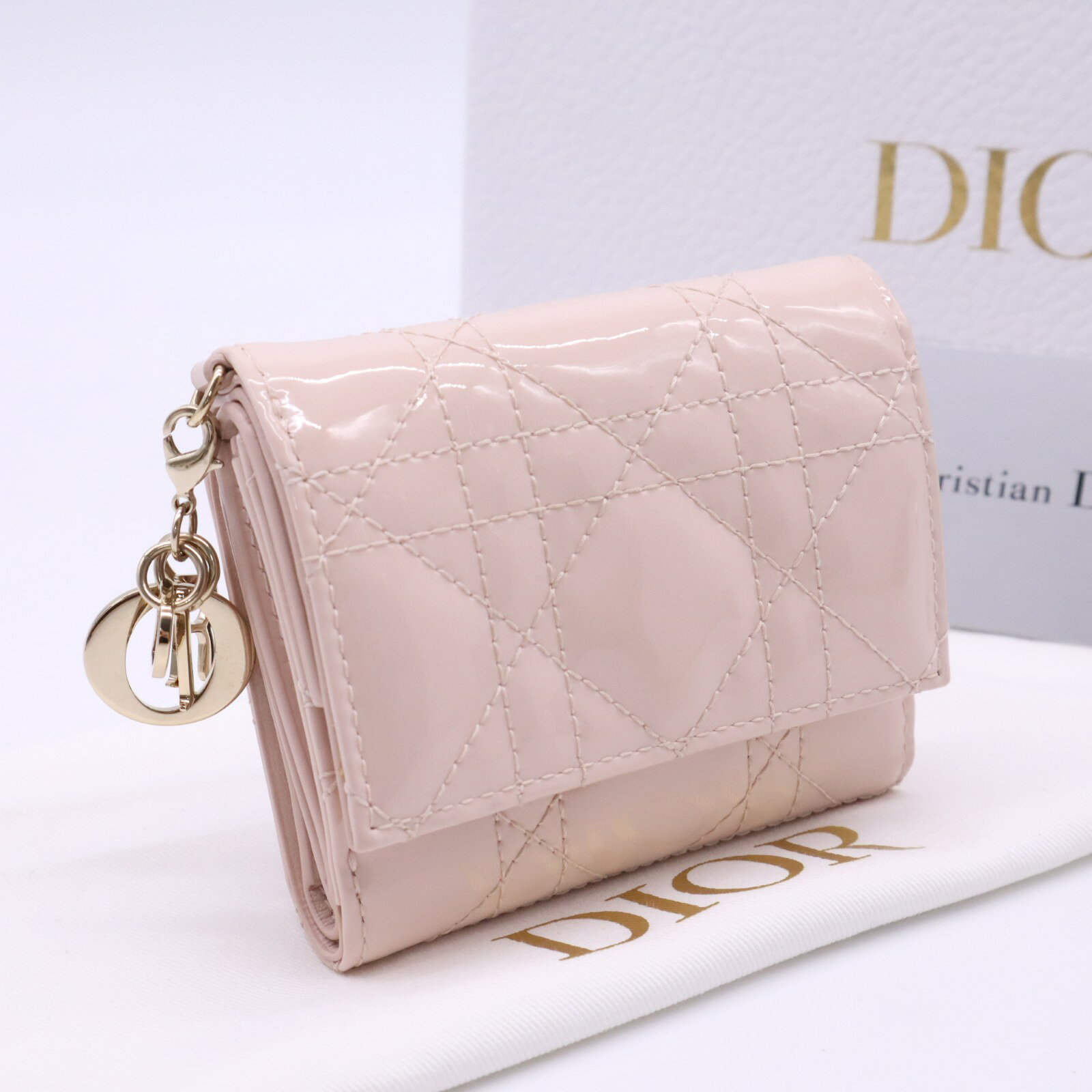 ★3日以内返品可★ 美品 Christian Dior クリスチャンディオール カナージュ パテントカーフスキン Lady Dior Lotus ウォレット S0181OVRB 三つ折り財布 ピンクベージュ パテントレザー レディース【中古】