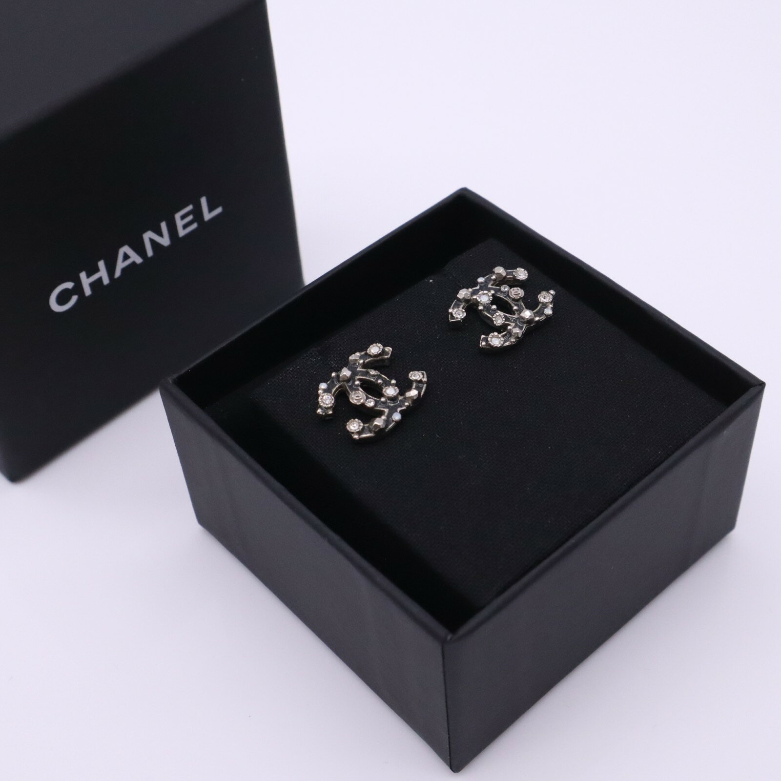★3日以内返品可★ 美品 CHANEL シャネル ココマーク ピアス ブラック 13P マメ有 - ピアス シルバー SP レディース【中古】