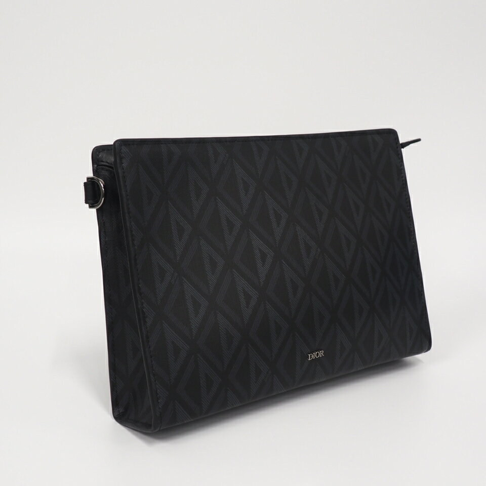 ■ブランド名 Dior ディオール ■ライン CDダイヤモンド ■品名 クラッチバッグ ■シリアル 12-BO-0224 ■型番 - ■カラー系統 ブラック ネイビー ■サイズ W約27cm x H約19cm x D約6cm ■重さ 362g ■素材 コーティングキャンバススムースレザー ■付属品 　持ち手ストラップ欠品 ■仕様 【内側】オープンポケット x 1 カードポケット x 6開閉式：ファスナー ■管理番号 CB1097 ■原産国 イタリア ■評価 Aランク ■特記事項 内外面：スレキズ ■コメント 中古品のため、内面、外面ともに写真で目立たない程度の僅かな小傷や、小ヨレはございます。目立つ傷や気になるニオイなどはなく、非常に綺麗な状態です。ほか、気になる事は何でも聞いてください。 ※サイズ比較用の備品（ペットボトル・定規）は付属しませんブランドDior ディオール ラインCDダイヤモンド 品名クラッチバッグ シリアル 12-BO-0224 型番- カラー系統 ブラック ネイビー サイズ W約27cm x H約19cm x D約6cm 重さ 362g 素材 コーティングキャンバススムースレザー 付属品 　持ち手ストラップ欠品 仕様 【内側】オープンポケット x 1 カードポケット x 6開閉式：ファスナー 管理番号CB1097 原産国イタリア 評価Aランク 収納目安 内外面：スレキズ 中古品のため、内面、外面ともに写真で目立たない程度の僅かな小傷や、小ヨレはございます。目立つ傷や気になるニオイなどはなく、非常に綺麗な状態です。ほか、気になる事は何でも聞いてください。 店舗詳細 リユースショップ BICLOCK TEL：0120-897-391商品についてのお問い合わせ 気になる点はご注文前にお気軽にご質問ください。 許可 神奈川県公安委員会 第451480002239号 初期保証（返品） お届け後、3日以内であれば全額返金いたします（お客様都合も可）。※トレーディングカードは商品の性質上、お客様都合による返品・交換はお受けできません。万が一、商品ページに記載のない不具合がございましたら、商品到着後7日以内にご連絡ください。 ※返送費用はご負担いただく場合があります。 ※詳細はショッピングガイドをご覧ください。 注意事項 撮影環境やモニター設定により、実物と色味が異なる場合がございます。 気になる点はご注文前にお気軽にご質問ください。
