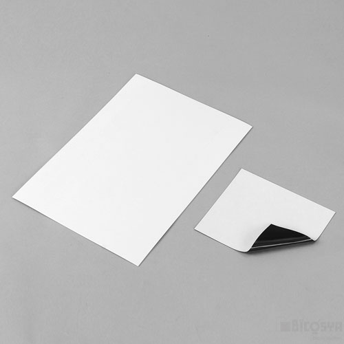 台紙の中に薄いマグネットが入っているので自由自在にカットでき好きなところに貼り付けられる サイズ：台紙：210×297mm、マグネットシート：146×122mm セット内容：●台紙（210×297mm）1●マグネットシート（146×122mm）1 重量：120g 材質：磁石 お絵かきマグネットシート(A4)（デザイン ペイント材料 子供会 プレゼント イベント 景品）