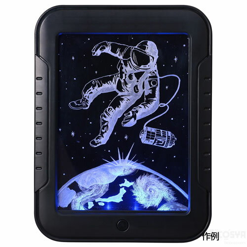 タブレット型のライトスクラッチ！LEDでいろんな色に光るライトスクラッチ サイズ：252×190×21mm セット内容：本体×1、パネル×1、ブラックシート×1、ネジ×2 重量：218g 材質：PS、アクリル、PP 包装形態：化粧箱入 カラ...