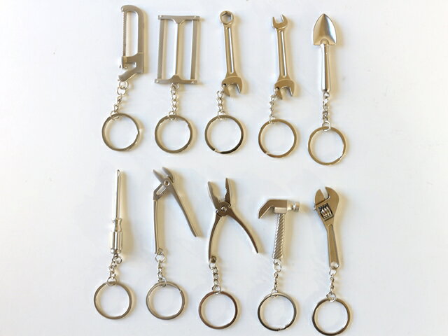 モンキー キーホルダー ミニチュア 工具キーホルダー ドライバースコップ プライヤー ハンマー スパナ カラス ノコギリ 両口ノコ 面白い 建築 建設モチーフ ...