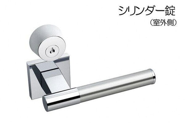 ブランド名：Shibutani(シブタニ)サイズ：シリンダー錠 (BS50) ILS42P-1CR材質：亜鉛合金カラー/仕上：CR(光沢クローム)：出荷日目安：ご注文より2〜4営業日(※メーカー欠品時は除く)【※本商品は「メーカー出荷(直送)」「送料込み価格（※北海道・沖縄・離島への発送不可）」となっております。】 価格以上の高級感を感じるシブタニ製のレバーハンドル錠。 「ハンドル」・「座」・「ラッチ本体(ケース錠)」・「ストライク」のフルセット。 (対応戸厚は32〜40mm、バックセットは50mm、ラッチ本体はケース錠。) 【シリンダー錠】 (品番: ILS42P-1 CR) ・カギを使って施錠ができるタイプ(カギは3本付属)。 ・座は角型。 ・室内側はサムターンカギ。 ・室外側はシリンダー錠。 【ご注意】 ※ご注文確定前に仕様やバックセットに間違いがないか必ず最終確認をお願い致します。※楽天市場店では、別サイトbidoorpal.comに準拠した商品画像やテキストを使用しています。その為、商品によっては、同一ページ内に他サイズや他仕様の情報が混在している場合がありますので、ご購入の際は、商品のサイズ・仕様等をよくご確認ください。※表記している納期は通常時の目安であり、納期を保証するものではありません。