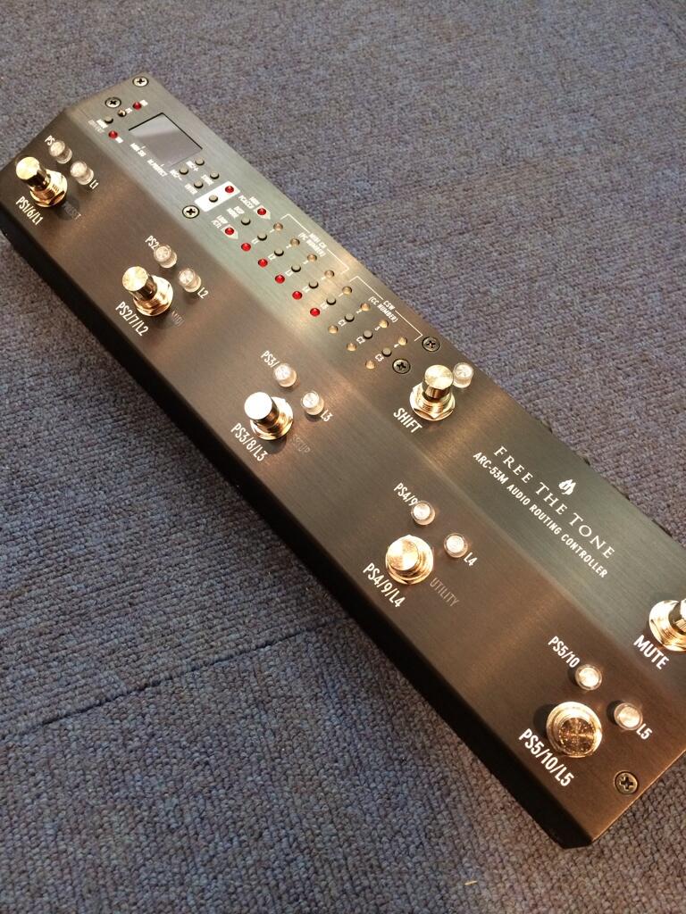 Free The Tone Routing Controller ARC-53M 多機能、高音質、高耐久性を受け継ぎ、定番スイッチャ—ARC-3を小型化したモデルARC-53Mが遂に登場！内部電圧±15Vdcで動作するHTS (Holistic Tonal Solution)サーキット、MIDI機器の制御等の基本スペックはそのままに小型化いたしました。 より身近になったプロ仕様のAUDIO ROUTING CONTROLLERの登場です！ ＜音質＞ フリーザトーンが多数のプロミュージシャンにカスタム製作してきたノウハウをARC-53Mに注ぎ込み、ギターやベース、エフェクターやアンプが持つ個性を最大限に生かせるようにHTSサーキットを内蔵しました。入力側、出力側、エフェクターへのセンド及びリターン、信号ライン全体をマネージメントします。 ＜MIDI機能＞ ・MIDIプログラム・チェンジ・ナンバーとMIDIコントロール・チェンジ・ナンバーを同時に送信することができます。 ・MIDIプログラム・チェンジ・ナンバー同時送信数：4（MIDI送信チャンネル：CH1〜CH4&#160;固定） &#8226;MIDIコントロール・チェンジ・ナンバー同時送信数：4 ＜操作性＞ &#8226;特注のフットスイッチを採用し、クリック音が静かで反応が早く、素早い操作に対応します。 &#8226;フットスイッチ同士の間隔は70mmで、一段目と二段目の角度を変える事により、小さな筐体サイズながら操作しやすい配置となっています。 &#8226; プリセットや設定を行うための専用パネルを装備。エディットメニューの階層を出来る限り少なくし、飛躍的に操作性が上がりました。エディットのために多くの時間を割く必要はありません。 &#8226; プリセットやバンクのエディット機能（コピー、デリート）が備わっています。 &#8226; DISPLAYモードを切り替える事によって、現在送信しているMIDIチャンネルごとのプログラム・チェンジ・ナンバーが一目で確認できます。 &#160; ＜信頼性＞ &#8226; 機器の内部基板へ、汗などの水分が直接入り込まないように、フットスイッチ上部のLEDにはレンズを使用し、ディスプレイ部にはフェルト製のシートが裏側に貼付されています。 &#8226; 強度の高いプラスチックモールドタイプのフォーンジャックを採用。長期間の使用にも安心です。 &#160; ＜その他＞ &#8226; ユニバーサル仕様のACアダプターを使用し、AC100V〜240Vまで対応します。 &#8226; 演奏時の操作パネルの誤操作を防止するため、操作ボタンのLOCK機能が装備されています。 ＜主な仕様＞ &#8226; FREE THE TONE HTSサーキット搭載 &#8226; エフェクツ・ループ数：5（シリーズ・ループ：4　セパレート・ループ：1） &#8226; プリセット数：20 バンクx 10プリセット　合計200プリセット &#8226; コントロール端子：3系統（ラッチ、モーメンタリー切替可能） &#8226; 入力インピーダンス：1MΩ (HTS-IN) &#8226; 出力インピーダンス：200Ω以下 (OUT) &#8226; 電源：専用ACアダプター（FA-1220D-JA） &#8226; 消費電流：DC12V　約400mA (Max) &#8226; サイズ：330(W) x 85(D)mm x 45(H)mm （突起物を含まず） &#8226; 重量：約1070 g(ACアダプター含まず) ※ブラックカラーは受注生産となります。