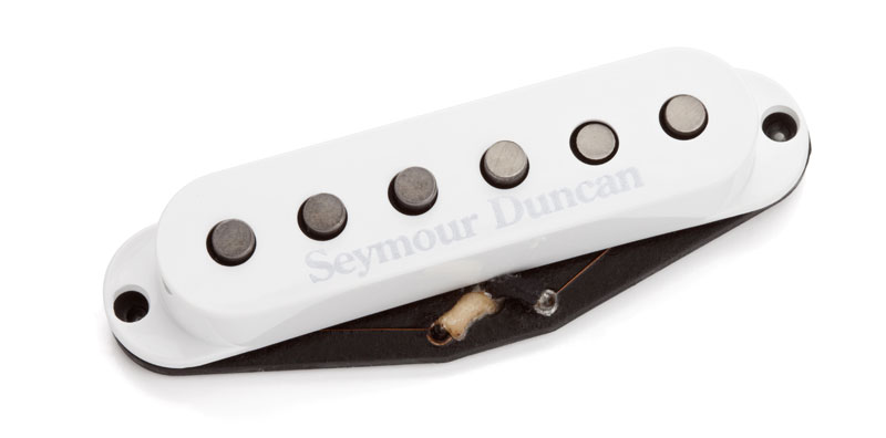 Seymour Duncan SSL52-1 スムースかつ、クリアなサステインを生み出すアルニコマグネットは、多くのダンカンピックアップに使用されていますが、この"Five-Two"で初めてアルニコ2/5のスプリットコンビネーションが採用されています。アルニコ5マグネットを4〜6弦側に、音のロスが少なくスムースなトーンのアルニコ2マグネットを1〜3弦側にセットすることで、ブライトで力強いボトムとウォームでスムースな響きを持ったハイエンドの両方を併せ持つ事ができました。 ※ホワイトピックアップカバーが付属しています D.C. Resistance(kΩ) 6.70 Resonant Peak(kHz) 8.20 Treble 6.0 Middle 5.0 Bass 5.0 Magnet Alnico 2 & 5 Rods