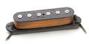 Seymour Duncan ANTIQUITY for Jaguar 1962年に登場したJaguarはJazzmasterよりも高価で最高級のギターであり、非常に特徴的なトーンを持っていました。初期のモデルではポールピースはフラットでしたが、後にスタッガード（ランダム）に変更されました。しかし、初期モデルの方が特徴的なサーフサウンドを持っていたため、私の複製するAntiquity for Jaguarにはフラットポールピースを採用しました。ボビン上面、及び底面から少しづつ突き出した形でセットされるポールピースにより、スムースで均一なレスポンスが得られます。 ※ピックアップカバーは付属しません。