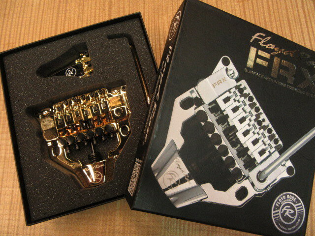 Floyd Rose FRX Tremolo System チューン・オー・マチック&amp; ストップ・テールピース・スタイルのブリッジが搭載されたギターへのリプレイスメント・トレモロシステム"FRX"。 機能やサウンドはフロイドローズを踏襲しながら、革新的な構造により取り付けには基本的にボディへのルーティング加工を必要としません。トラスロッドカバー一体型のロックナットが付属しています。 （Made in Korea） ※取り付けるギターによってボデイトップに若干の加工が必要な場合があります。 ※トラスロッド・アジャスト部の形状によってはアジャストカバーを外すだけではトラスロッド調整レンチが入らない場合があります。 その際はロックナットを取り外して調整して下さい.。 ※在庫切れの際は、お取り寄せにお時間をいただく場合がございます。