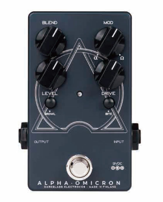 Darkglass Electronics Alpha Omicron “Beautifully Brutal” 唯一無二の汎用性、独特なデザイン、アグレッシブなサウンドを有したAlpha Omega は発売以降ベースプレーヤーの スタンダードとなりつつあります。Alpha Omega の高い需要を受け、そのサウンドをより小さな筐体でよりお求めや すい価格で提供するAlpha Omicron をリリースいたします。 最新の2 つのディストーションエンジン(Alpha/Omega) はAlpha Omega と同じものを搭載しリッチなトーンと独特な 質感を生み出します。 Control * Blend: クリーンシグナルとディストーションシグナルをミックスします。ディストーションサウンドのボリュームは Level ノブでコントロール出来ますが、クリーンシグナルのボリュームは常にユニティーゲインとなります。 * Level: ディストーションシグナルのボリュームをコントロールします。 * Drive: ディストーションシグナルの歪みの量をコントロールします。 * Mod: 2 つの独立したディストーション回路をブレンドまたは選択します。（Alpha は多くのデフィニションを含んだ タイトでパンチのあるサウンド、Omega はシンプルなアグレッシブサウンド） * Bite Switch: ハイミッド2.8kHz をブーストします。サウンドにプレゼンスとデフィニションを加えます。 * Growl Switch: シェルビングベースブーストです。ローエンドのサーチュレーションを増加させより太いトーンを生み 出します。 ※在庫切れの際は、お取り寄せにお時間をいただく場合がございます。