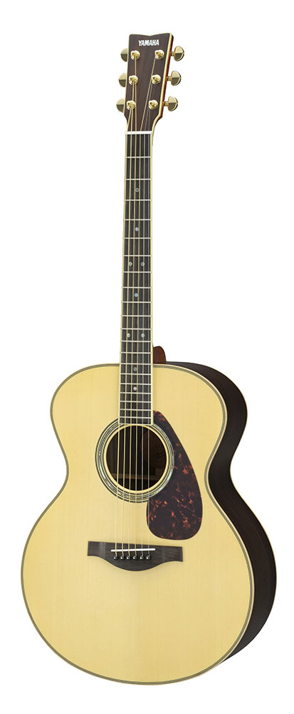 「Lシリーズ」は、長年のギター製作において培われた最高峰の技術を継承しつつ、現代のミュージックシーンに求められる新しいサウンドや演奏性を常に追求する事で、世界中の多くのアーティストに支持されるYAMAHAアコースティック・ギターの代表モデルです。 「L16シリーズ」は、側裏板にローズウッド単板、表板には厳選されたイングルマンスプルース単板を採用。新しくデザインされたブレイシングとA.R.E(Acousutic Resonance Enhancement)処理により、豊かで温かみのあるサウンドに加え、開放的な鳴りを維持しつつも、バンドの中に自然と溶け込む優れたトーンバランスを再現します。また、新たに設計された握りやすいネック形状による高い演奏性、パッシブタイプのピックアップを内蔵していますので、エレアコとしてもお使い頂けます。 ミディアム・ジャンボ・ボディーのLJは、座奏の際にプレイヤーの身体にフィットし、演奏しやすいボディーシェイプ。LLよりも小さめの音量ですが、存在感のある低音と幅広いダイナミックレンジ、レスポンスに優れた歯切れの良いサウンドで、ストロークからリードプレイまで幅広く対応します。 セミハードケースが付属いたします。 ※こちらの商品は現在納期未定となっておりまして、 数ヶ月単位でお届けまでお時間をいただきます。 最新の納期情報につきましては、当店までお気軽にお問い合わせくださいませ。 アコギスタートセットはこちら→