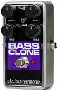 Bass Clone Electro-Harmonixは伝説的なSmall Clone chorusペダルの回路を踏襲しながら、ベース専用に機能を加えたBass Cloneを発表しました。 コーラスはドライサウンドとモジュレーションサウンドのコンビネーションによって作り出されます。Bass CloneのCrossoverスイッチはモジュレーションサウンドの低域をカットし、より輪郭のあるクリアなボトムエンドを生み出します。Bass CloneのTrebleコントロールは音全体に作用しBassコントロールはドライサウンドのみに作用します。Crossoverスイッチと Bass, Trebleコントロールを使用しベースに特化したコーラスサウンドとタイトで輪郭のあるローエンドを作りだすことが可能です。 Bass Cloneはコンパクトな設計にバイパスモードの際に音質劣化を抑えるトゥルーバイパスを採用。9VバッテリーもしくはEHX 9.6DC/200mA ACアダプターで駆動します。 素晴らしく構築されたスペックでありながらこのコンパクトサイズで収まっているという点も見逃せません。Small Clone同様に、この機種ならではのモジュレーションサウンドの奥行き感と広がりは、バンドのアンサンブルの中でもベースサウンドを埋もれさせません。 ※在庫切れの際は、お取り寄せにお時間をいただく場合がございます。 &lt;Specification&gt; ・伝説的なSmall Clone chorusペダルの回路を踏襲しながら、ベース専用に機能を加えたコンパクトなコーラス。 ・ベースに特化したコーラスサウンドとタイトで輪郭のあるローエンドを作りだすコントロール。 ・輪郭のあるクリアなボトムエンド。 ・音質劣化を防ぐトゥルーバイパス ・耐久性の高いコンパクトなダイキャストケース ・電源：9Vバッテリー(付属) or JP9.6DC/200mA ACアダプター(別売) ・サイズ: 70mm (W) x 115mm (D) x 54mm (H)