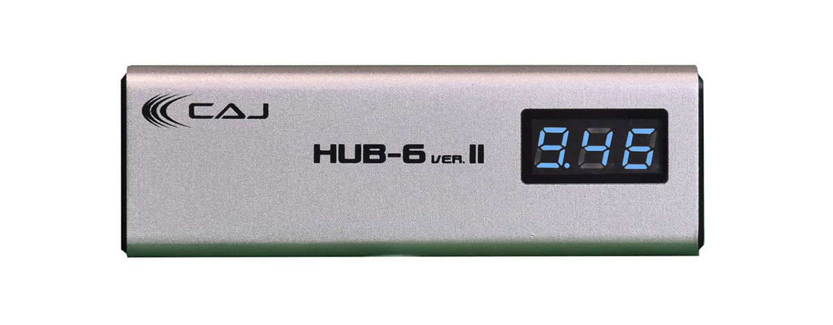 HUB6 ver.II デジタル / アナログエフェクトに同時電源供給可能なフルアイソレート・ポートにより、軽量省スペース、メンテナンスフリーで信頼性の高いペダルボードを簡便に構築。 CAJ DC・DC Stationは、世界各地で使用できるユニバーサル電圧(100-240v)に対応したスイッチング方式電源アダプターを使用した、高出力フルアイソレートパワーサプライです。 供給電圧をモニターするデジタルボルテージメーター、高出力の500mAポート、最大電流容量2Aに加えもう一台のDC・DC Stationを接続してポートを拡張する “LINK” 機能の搭載と、AC/DC Stationから大幅にパワーアップ。 様々なシステムに合わせてその能力を十分に発揮します。 ※デジタルボルテージメーターは500mAポートの電圧をモニターします。 -発熱が少なく軽量なスイッチング方式電源- スイッチング方式電源はトランスを使用したリニア方式と比較すると、高能率で発熱も少なく軽量であるというまさに “電源革命” と称されるシステムですが、直流電圧の生成に超高速スイッチングを使用する事によりノイズが発生するため、 音響機器や医療機器への使用は敬遠されていました。 DC・DC Stationはハイゲインアンプに接続されるギター用エフェクターへの電源供給を前提にデザインされたフィルター回路により、スイッチング電源特有のパルスノイズを限界まで低減させた他、全ての出力ポートをアイソレートすることにより、 ノイズの発生原因となるデジタルエフェクターとアナログエフェクターへの同時電源供給とコンバートケーブルを使用したセンター・プラスエフェクターへの同時電源供給を可能にしました。 ■製品仕様 寸法 / 重量 :101.5（幅）x 34.2（奥行）x 27（高さ）mm / 88 g 入 / 出力 :6 x DC ジャック (パラレル接続) センターピン 2.1mm 付属品 :DCケーブル x 5 ※在庫切れの際は、お取り寄せにお時間をいただく場合がございます。