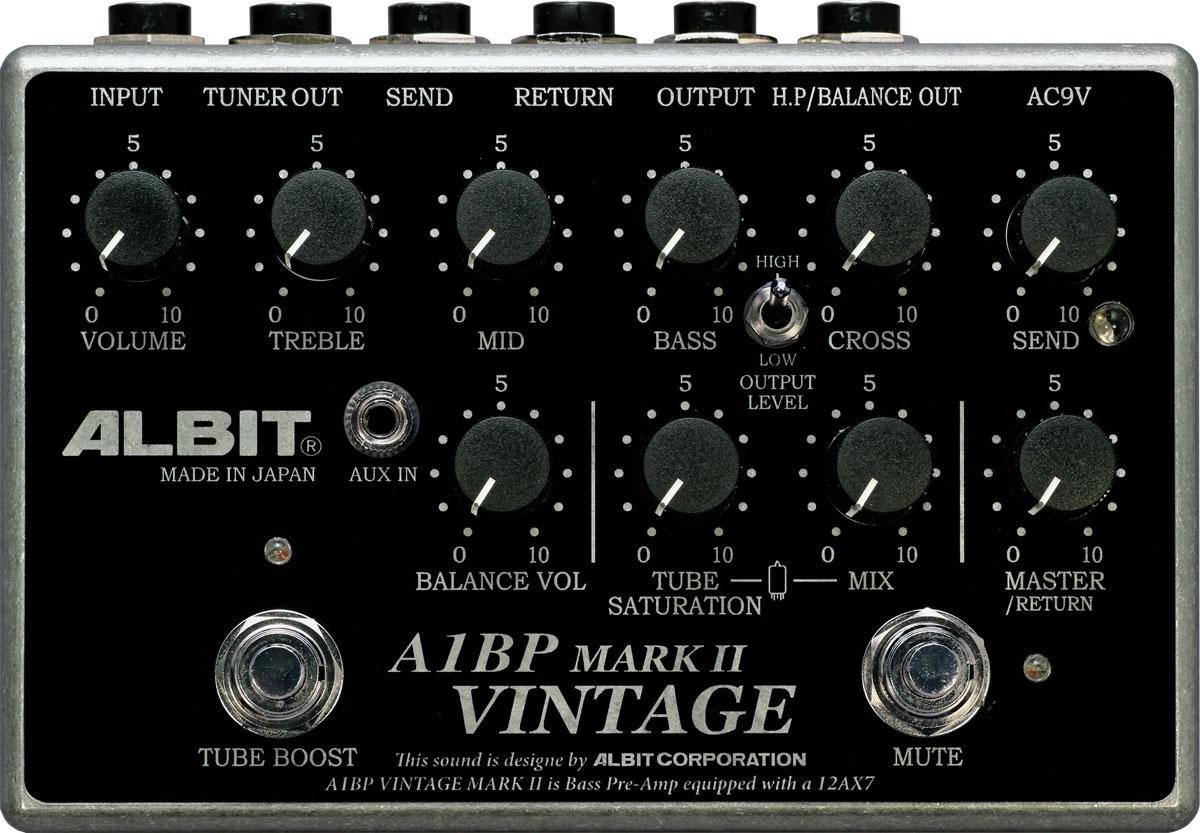 オーソドックスなトーンコントロールにクランチなディストーション回路を装備したA1BP VINTAGEが「A1BP VINTAGE MARK II」に進化いたしました。 ディストーション回路は、よりチューブ感を増すために、新たな方向から見直しを行い、従来のディストーションからチューブを使用した軽いオーバードライブに進化いたしました。 また、従来のアメリカンサウンドのトーン回路全体を見直し、ALBITオリジナルのCROSSコントロール（トーンコントロールのTREBLEとBASSの交差するMIDの位置を変化させることができる）を増設し、音ボケせずに全体的に芯のあるベースサウンドに変化させるトーン回路に変更しました。 さらに、H.P/BALANCE OUTの出力をコントロールできる「BALANCE VOL」を追加し、MUTEスイッチも従来のトグルスイッチから、足元で操作できるようにフットスイッチタイプに変更したことで、使いやすさも向上しました。 電源：AC9V（専用電源アダプター） 真空管：12AX7×1（選別品） コントロール：VOLUME・TREBLE・MID・BASS・CROSS・SEND・BALANCE VOL・TUBE SATURATION・MIX・MASTER/RETURN スイッチ：TUBE BOOST・MUTE・OUTPUT LEVEL 端子：INPUT・TUNER OUT・SEND・RETURN・OUTPUT・H.P/BALANCE OUT・AC9V・AUX IN 外形寸法：150mm（W）×106mm（D）×61mm（H） 重量：630g 付属品：専用電源アダプター・取扱説明書・保証書 ※受注生産のため1ヶ月ほど納期をいただきます。少々お時間をいただきますが、お客様のためだけの一台を製作いたします。