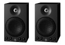 ■原音を忠実に再現するコンパクトなリファレンスモニター Main usage of the Yamaha Powered Monitor Speaker MSP3A 汎用性の高いリファレンスモニター「MSP3」をリニューアルした「MSP3A」。 よりシンプルで美しいデザインからよりクリアな低域を再生可能にした「ツイステッドフレアポート」。 MSP3Aは22Wのパワーアンプ内蔵し、さまざまな使用シーンに応える入力端子と操作子を搭載。 小規模なプライベートスタジオやポストプロダクションだけでなく、電子楽器のモニターやサラウンドシステム用としても適しています。 ■軽量化した筐体に22Wのパワーアンプを内蔵し、高品位なリファレンスサウンドを追求 MSP3A Dimensions 「MSP3A」は、10cmウーファーと2.2cmツイーターを搭載した2ウェイ・バスレフ方式を採用し、スピーカーの特性に最適化された22Wのパワーアンプを内蔵しました。また、 前モデル「MSP3」と同サイズのキャビネットながら大幅な軽量化（4.4kg→3.6kg）を実現し、可搬性がより高くなり、設置場所の変更にも容易に対応できるようになりました。音質面では、コンパクトながら「MSPシリーズ」の高品位なリファレンスサウンドを忠実に継承し、小規模なプライベートスタジオやポストプロダクションでの使用はもちろん、電子楽器のモニターやサラウンドシステム用としても最適です。 ■独自の「ツイステッドフレアポート」を採用し、クリアで忠実な低域再生を実現 ポート両端で発生するノイズを大幅に抑制する独自技術「ツイステッドフレアポート」を新たに採用しました。ポートの入口から出口に向かってその広がり方を変化させ、さらに「ひねり」を加えることでノイズの原因となっていたポート両端での気流の乱れを抑え、クリアで忠実な低域再生を実現します。気になる音の濁りやポート両端で発生するノイズを低減し、正確な音程・リズム感が重要となるリファレンススピーカーとして最適な低域再生音を体感いただけます。 ■さまざまな使用シーンに応える入力端子＆操作子 プロ用音響機器やミキサーの+4dB出力をダイレクトに接続できるXLR/TRSフォーン端子に加え、電子楽器や民生用音響機器の接続に便利なRCA端子を搭載しています。また、トーンコントロール機能も装備しており、設置場所や部屋鳴りなどのモニター環境に合わせて音質を調整することができます。 22Wのパワーアンプとツイステッドフレアポートによるクリアな低域を実現した原音に忠実なリファレンスモニター。多様な入力端子と操作子を備え、小規模なプライベートスタジオやポストプロダクション、電子楽器のモニタリングなどさまざまなシーンに対応。 ・量コンパクトな筐体 ・独自の「ツイステッドフレアポート」によるクリアで忠実な低域再生 ・さまざまな使用シーンに応える入力端子＆操作子 ・別売りのブラケットとマイクスタンドアダプター ※在庫切れの際は、お取り寄せにお時間をいただく場合がございます。