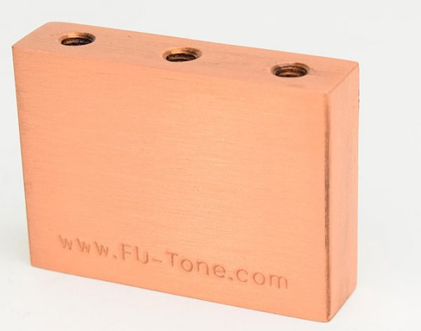 Floyd Rose トレモロ用のCopper/銅製の BIG BLOCKです。 最高級グレードの銅から作られたFU-Toneが自信を持ってお届けするこのアップグレードパーツは、非常にユニークなベルのような豊かな響きが特徴です。 FU-TONEのフロイド・サスティーン・ビッグブロックは、他にチタン、ブラス製のラインナップがあります。 ※在庫が無い場合はお取り寄せにお時間を頂く場合がございます。[ご注意！]こちらはOriginal Floyd Rose専用パーツです。 Floyd Rose Licencedのブリッジには基本的にご使用出来ません。もしご使用なさるときは自己責任でお願いします。