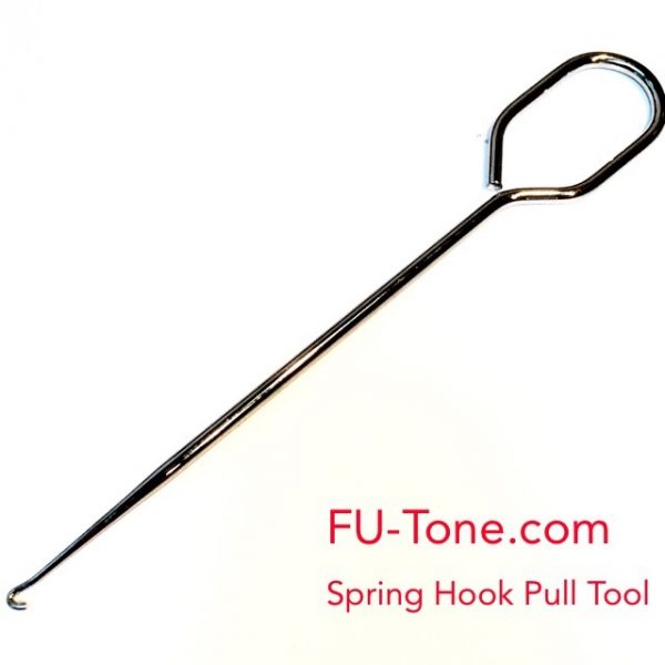 ◆Spring Pull Tool トレモロのスプリング交換は意外にやっかいな作業です。このイライラを解消するアイデア商品がFU-TONEスプリリングプルツールです。 スプリングの丸いループをクロー（ハンガー）に取り付け、反対側のスプリングのフックをスプリングプルツールを使って掴んで、トレモロブロックの穴に引っ張ります。そして、親指でスプリングの端を穴に押し込みます。ギターリペアマン必須のアイテムです。 ※在庫が無い場合はお取り寄せにお時間を頂く場合がございます。