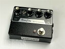 VeroCity Effects Pedals FTR この製品は、一つ一つハンドセレクトされたパーツをカスタムレイアウトされたVero Board(基板）に丁寧に組み上げ、国内では中々入手できないalpha(made in USA)ワイヤー、ブティックアンプに採用されるカーボンソリッド抵抗及びシルバーマイカ、高品位なドイツ製WBT銀ハンダを用いたFender Twin Reverbのプリ部アンプエミュレーターとなります。（Reverb、Vibrato非搭載） Fender社のTwin Reverb AB763真空管アンプのプリ部の回路を抽出しFETに置き換え、接続先のアンプをFender化する事を目的としたペダル。 内部スライドスイッチによる、NORMAL / VIBRATO のプリアンプ部の設定をプリセット可能。 （初期設定 / スライド下:VIBRATOチャンネル） コントロール部 ●Volume 本機のボリュームになります。2Stageの真空管アンプのエミュレーションを施した本機に於いて、コントロールは初段からEQを通った信号を二段目のFETに送る調整となります。真空管を模倣しているため、右に回せばまわすほど、真空管ライクなサチュレーション(歪み）も得ることが出来ます。 ●トグルスイッチ = Bright　 Preamp セクションのBrightスイッチになります。ボリュームに追従するBright機構に於いてボリュームが高い場合はBrightの効きが少ない点についてご留意下さい。効きを確認するには、Volumeを凡そ10時位の位置まで絞って下さい。 ●Treble / Middle / Bass PreampセクションのEQとなります。 ●内部スライドスイッチ Preampモードを選択します。 スライド上：NORMAL channel スライド下：VIBRATO channel (※Reverb Vibrato機能は搭載されていません） サウンドの傾向はVIBRATO channelの方が太いサウンドを持ちます。 回路の関係上、ボリュームの位置によってはBypassサウンドより低く出力される場合があります。ギターアンプのリターンに接続する場合、接続先によっては音量が得られない場合があります。その場合は、出力ジャックを半挿しにする事で+10dBのブーストを得る事が可能です。半挿し出力による+10dB BoostはフットスイッチがBypassの時にも機能します。 FTRのプリアンプセクションをBypassした純粋なBoost機能としても使用可能なため、前段に繋いだエフェクトの音量アップにもご使用頂けます。 (半挿しBoostのみの仕様においてACジャックに電源アダプターを接続供給する必要がございます） 9V電池を搭載することが可能となっております。ジャックを抜くことで電源がオフになります。 （※バッテリースナップを強く引っ張らないで下さい。バッテリースナップは電池を搭載しない限りに他のパーツに触れないようにご注意願います。） 外部アダプター専用とする場合は、ビニールテープ等でスナップ部の接点をマスキング願います。 ※こちらの商品は受注生産のため、納期として約3ヶ月ほど製作期間をいただきます。 ※受注生産のため代金引換はご利用いただけません。 ※受注生産にてカラーオーダーも追加料金無料にて承ります。詳しくはこちらをご確認くださいませ。