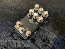 Vero City Effects Pedals Model Name: XTC-B3-PLUS この製品は、一つーつハンドセレクトされたバーツをカスタムレイアウトされた Vero to PCB基板に丁寧に組み上げ、BELDENワイヤー、高品位な実機のアンプでも使用されるシルバーマイカコンデンサを用いた Bogner Ecstasy 101Bの2ch 3ch モードを詳細にエミュレートしたモデルになります。 XTC-B3には無かった 3ch動作時に改造マーシャルで得られる Hot rodded modern high gain スイッチを搭載し更にゲインが得られる様に昇華されました。 2ch動作とのゲイン差が大きく取れるモードとなります。 コントロール部 Gain ：真空管をエミュレートしたJFET 初段の歪みを調節します。 Presence ：プレゼンス Master：音量 Tone Control: 左から Treble Middle Bass トグルスイッチ部：L1~4 L1：Hot rodded modern high gain チャンネルモードが 3ch 時にのみ作動するゲインモード。右にする事で、ストックのXTC-B2サウンドより更なるゲインが得られます。2ch動作の時にはこの増幅段がスキップされ、より 2、3ch間のゲイン幅を大きく得られます。 L2：Presence Cut Sw 右にする事でEQセクションから Presence コントロールをカットします。回路からプレゼンス機能が削除されより特にプレゼンスが既に搭載されたアンプのリターン及びパワーアンプにダイレクトなサウンドを出力することが可能です。サウンドの飽和点、ハウリング、発振等の影響が近くなるため使用の際は細心の注意を払ってセッティングをお願い致します。 L3：実機に於ける Structureの機能を模徴。左でLow Gain右 C High-Gain L4：3段階 Bright スイッチ 実機のPRE EQを模倣。効き具合はGainが絞られている程効果を体感出来ます。Gain全開時には一切効きません。左が低 Bright 中央がオフ右が高Bright ★L2.L3.Boost（FS）を全てオンにするとサウンドが飽和するセッティングになりやすい為、何れかの機能をオフ又は、Gain を絞ってお使いください。 フットスイッチ部 右：2ch/3ch チャンネル動作（Yellow 点灯時3ch） 中央：ペダルのサウンドをBypassします。アンプのクリーンチャンネルに接続する際に使用します。（Green 点灯時 On） 左：全てのモードにおいて、ゲインを増します。（Red 点灯時ゲインアップ） 内部基板コントロール 内部トリマー Boostフットスイッチオフ時のGainを調整。 左に回し切る事で通常のBoost オフ時のGainに関整されます。 右に回す事でオフ時のGainを上げる事が可能となります。 基板右下スライドスイッチ新開発の&rdquo;Tone Stack Byapss&rdquo;スイッチ 上にする事でプリアンプ回路から 3Band EQ セクションをバイパスします。（プレゼンスコントロールはEQがバイパスされる事で効果が微小になります。若干の高域削除に使用できます。） コントロールは上段の三つのツマミと四つのトグルスイッチ及び三つのフットスイッチでの動作となり、接続先のアンプのクリーンチャンネルに対してEQを除いた純粋なドライブペダルとして動作します。（★VeroCityとAmpのInst 入力間に何も繋がないで使用する事を推奨します。接続モードは全事し出力） ※こちらの商品は受注生産のため、納期として約3ヶ月ほど製作期間をいただきます。 ※受注生産のため代金引換はご利用いただけません。 ※受注生産にてカラーオーダーも追加料金無料にて承ります。詳しくはこちらをご確認くださいませ。