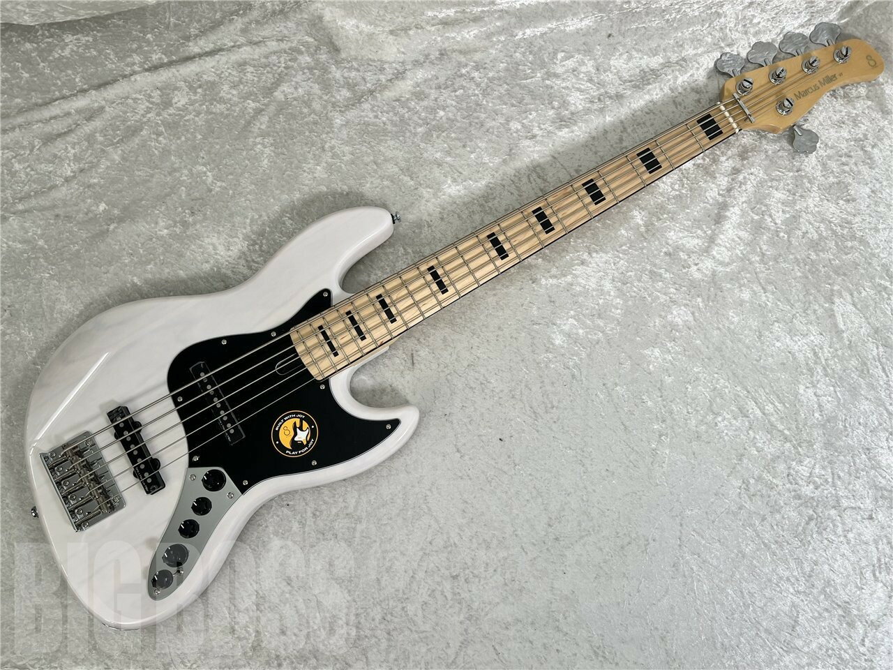 マーカスミラー監修のブランドSireのV7 Ash 5st 2nd Generationが入荷しました。 スペック - BODY - Body Material: Swamp Ash Body Shape: New Marcus Miller Jazz Type Body Color: NT, TS, WB, BMR - NECK - Neck Material: Hard Maple(Gloss Finish) Neck Shape: C-Shape Scale: 34&quot; Neck Joint: Four Bolt Steel Square Plate Fingerboard(Rolled Edges): Hard Maple Fingerboard Radius: 7.25&quot; Frets: 2.0 Small String Nut: 5 String – Natural Bone 46mm width Binding: 1 Ply Black Inlay: Black Block - ELECTRONICS - Pickups: Marcus Vintage-J Revolution Set Preamp: Marcus Heritage- 3 with Middle Frequency Control Controls: Volume / Tone (Dual Pot) | Pickup Blender | Treble | Middle / Middle Frequency (Dual Pot) | Bass, Mini Toggle (Active / Passive) - HARDWARE - Knobs: Plastic Jazz Type in Black Bridge: Marcus Miller Vintage-S Tuning Gear: Premium Open-Gear Hardware Finish: Chrome Pick guard: Black ※こちらの商品は実店舗BIGBOSSお茶ノ水駅前店でも販売しております。商品が販売された場合にはサイトからすぐ商品削除をするよう心がけておりますが、場合によってはすでに売却済みの場合もございます。 あらかじめご了承下さい。【BIGBOSS 8つの安心】当点リペアマンが弾きやすいようにセットアップしてお送りさせていただきます。ご購入後のメンテナンス・セットアップもいつでも無料です！くわしくはこちらをご確認ください。