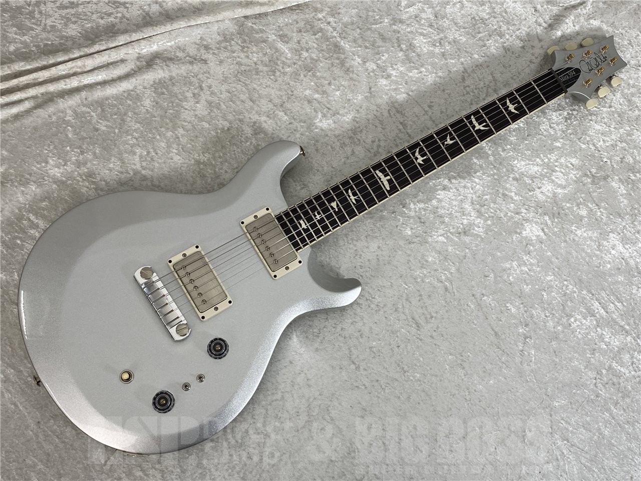 PRS S2 Mira 594は、ロック、ブルース、ガレージ・ロック、パンクなど幅広いジャンルに対応できる万能なモデルです。オールマホガニーのボディにヴィンテージ・テイストの58/15 LTピックアップを組み合わせることで、ウォームな中音域を持ちながらも輪郭のはっきりしたサウンドを生み出します。コイルタップ用のミニトグル・スイッチをふたつ搭載し、太く芯のあるハムバッカー・サウンドから煌びやかなシングルコイル・サウンドまで、幅広くカヴァーすることができます。 本モデルでは、24.594インチ・スケール、22フレット、バインディングを施したパターン Thin ネック・シェイプの仕様を採用。ブラスをインサートしたPRSストップテイル・ブリッジとブラス製のシャフトを使用したPRS Phase III チューナーは高いチューニングの安定性を実現し、高い信頼性と多彩なサウンドを兼ね備えた PRS S2 Mira 594は、多くのプレイヤーにとって最良の選択肢となるでしょう ■主な仕様 SPECIFICATIONS BODY Body Construction : Solidbody Body Wood : Mahogany Top Carve : Asymmetrical Bevel NECK Number of Frets : 22 Scale Length : 24.594” Neck Wood : Mahogany Neck Construction : Scarfed Truss Rod : PRS Double-Acting Neck Shape : Pattern Thin Neck Depth at the 1/2 Fret : 53/64” Neck Depth at the 12 1/2 Fret : 57/64” Neck Width at the Nut : 1 11/16” Neck Width at the Body : 2 1/4” Fretboard Wood : Rosewood w/ Faux Bone Binding Fretboard Radius : 10” Fretboard Inlay : Birds Headstock Logo : Signature, Decal NECK/BODY ASSEMBLY FINISH Finish Type : Satin Nitro HARDWARE Bridge : PRS Stoptail w/ Brass Inserts Tuners : PRS Phase III Non-Locking Tuners w/ Wing Buttons Hardware Type : Nickel Nut : PRS Truss Rod Cover : “S2 Mira 594” ELECTRONICS Treble Pickup : 58/15 LT Bass Pickup : 58/15 LT Controls : Volume &amp; Tone Control w/ 3-Way Toggle Pick-up Switch &amp; Two Mini Toggle Coil Tap Switches ※こちらの商品は実店舗BIGBOSSお茶ノ水駅前店でも販売しております。商品が販売された場合にはサイトからすぐ商品削除をするよう心がけておりますが、場合によってはすでに売却済みの場合もございます。 あらかじめご了承下さい。【BIGBOSS 8つの安心】当点リペアマンが弾きやすいようにセットアップしてお送りさせていただきます。ご購入後のメンテナンス・セットアップもいつでも無料です！くわしくはこちらをご確認ください。