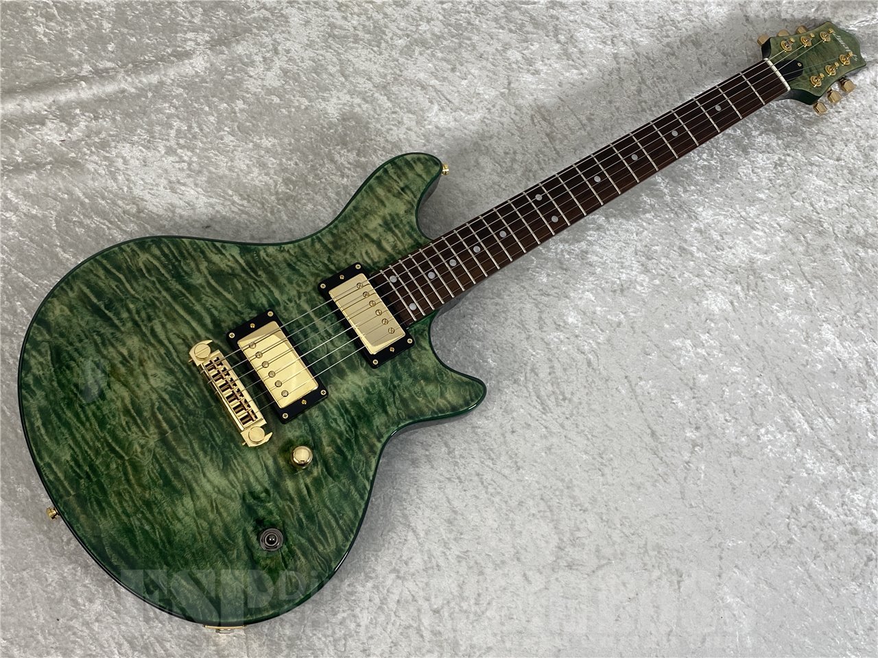 the GazettE 麗 Signature Model HELLION Series のコストパフォーマンスモデル E-U-HL2 が入荷いたしました。 現在最も使用されるシグネイチャーモデル第二弾 ESP U-02 [HELLION-II]のクオリティを可能な限り維持しコストを抑えたモデルになります。本機のサウンドの要となるピックアップとブリッジはESPモデルと全く同じ仕様となっております。 メイプルネックを採用、ダウンチューニング時の立ち上がりの良さを考慮し、太くアンサンブルの中でも埋もれない独特なサウンドになっています。主にTOMORROW NEVER DIESやUNFINISHEDなどアームを使用しないドロップBチューニング時に使用されているカラーです。 ■主な仕様 Body : (Top) Quilted Maple , (Back) Mahogany Neck : Hard Maple 3P Fingerboard : Pau Ferro , 24F Inlay : Dot Scale : 648mm Nut : Bone Joint : Set-neck Tuner : GOTOH SG360-07 Bridge : TonePros® AVT2G Pickup : (Neck) Seymour Duncan SH-1n , (Bridge) Seymour Duncan SH-14 Control : Master Volume , Mini Toggle PU Selector Color : Malachite Green ■ コンディション 新品 ※こちらの商品は実店舗BIGBOSS御茶ノ水駅前店でも販売しております。商品が販売された場合にはサイトからすぐ商品削除をするよう心がけておりますが、場合によってはすでに売却済みの場合もございます。 予めご了承下さい。 【BIGBOSS 8つの安心】当点リペアマンが弾きやすいようにセットアップしてお送りさせていただきます。ご購入後のメンテナンス・セットアップもいつでも無料です！くわしくはこちらをご確認ください。