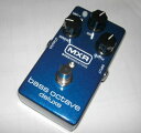 MXR M288 Bass Octave Deluxe MXRのベース用エフェクトに新たに加わったBass Octave Delux。入力の1オクターブ下の音を加え、さらにそのオクターブコントロールがデュアルになって音作りが可能。内部調節可能なMid＋はブーストでパンチを加えてくれます。 Dry：原音とオクターブ（下）音のバランスをコントロール。 Growl：オクターブ音の中域＝ミッドを調節。 Girth：オクターブ音のディープコントロール。 ※在庫切れの際は、お取り寄せにお時間をいただく場合がございます。