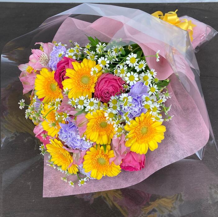 〓おまかせボリューム花束￥3980〓（加工代・化粧箱代込み）【送料込み】【到着日指定可能】【あす楽対応】【自宅用】 【お祝い】【結婚記念日】【お見舞い】【お悔み】【お墓参り】【仏壇用】【出産祝い】 【花束】【切花】【当店最安値の花束です】のサムネイル