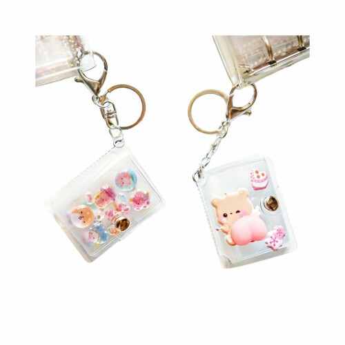 Rich Peach シール帳｜バインダー・リフィル・ミニ・手提げタイプ (クリア＋クリア, 2インチ, ミニシール帳) 【12枚リフィルセット|M5サイズ】 付属品が豊富でお得なセット!シールリフィル10枚に加え、仕切り/台紙として使えるPPシート2枚が付属。SNSで話題の透明シール帳がより楽しめる、自由度抜群の一冊です。(約12.5x10x2cm) 【はがせるPPシート & 高品質リフィルで思い存分に】 付属のPPシートは表面が微細加工で、シールを何度でも貼ってはがせるのが特徴。台紙が破れにくく、シールも剥がれにくいので、理想のレイアウトが何度でも楽しめます。さらにリフィルは3層構造で耐久性抜群、カードポケットは表裏両面使いの高機能設計です 【デコレーション自由なクリアデザイン】 本体はシール貼りが可能な透明バインダー。透明タイプはシンプル、ラメ入りは上品な輝き、星柄はキラキラホログラムと、シールの可愛さを引き立てます 【多機能設計:チャーム穴+側面カードポケット】 チャーム取り付け穴に加え、本体側面に便利なカードポケット付き。よく使うシールシートやメモ用のカードをさっと収納でき、便利でさらに可愛く。軽量で丈夫なPVC素材なので、毎日使いにも安心です 【安心售后 購入無憂】 使用中に品質問題や疑問が生じた場合は、いつでもカスタマーサービスにご連絡ください。迅速に対応処理し、ご要望に応じて交換または返金サービスを提供し、安心して購入 使用いただけます ? 【SNSで話題のシール収納&デコレーションの完璧な相棒】 オリジナルのシールコレクションをもっと楽しく、もっと可愛く整理したいですか? このM5サイズのクリアシールバインダーは、あなたの理想を叶えるためのすべてを備えています。(この M5 サイズのクリア ■ファイングリッターシールバインダーは、星のようなきらめきがあり、角度によって異なる色が映り出されるため、より鮮やかで可愛らしいデザインとなっています。) (高デザイン性レーザーカラー PVC 製外装) ? 12枚のリフィルで、創造力が広がる 付属の透明スリーブ(10枚)と特製PPシート(2枚)で、豊富なバリエーションが可能に。 ■スリーブ: お気に入りのシールをそのまま美しく保存。 ■PPシート: シールを何度でも貼ったりはがしたりできる、魔法のような台紙。レイアウトを自由に試せます! ? あなただけの世界をデコレーション 表紙はクリアだから、シールを貼って世界に一つのオリジナルバインダーが作れます。 中身を邪魔しない、上質なデザインがシールの魅力を引き立てます。 (ラメ入り/星柄タイプは、さらにキラキラ輝くアクセントに!) ? 便利な多機能デザイン ■側面カードポケット: よく使うシートやメモをさっと収納。便利さと可愛さを両立。 ■チャーム取り付け穴: 推しのキーホルダーやチャームで、個性をアピール。 ?? 軽くて丈夫、毎日持ち歩きたくなる 高品質のPVC素材を使用。コンパクトで軽量なので、カバンの中でもかさばりません。毎日のお供に最適です。 ■ こんな方にオススメ ■ ■シール収集が趣味の方 ■SNS映えする可愛いアイテムが好きな方 ■友人へのちょっとしたプレゼントを探している方 ■お子様の創造性を育むおもちゃを探している方 シールをしまうだけでなく、見せることで楽しむ。 あなたのコレクションを、最高の一冊に変えてみませんか? ? 【30日保証付き】 ご満足いただけなかった場合、30日間の返品保証をご利用ください。どうぞご安心してお求めください。 商品コード34081966000商品名Rich Peach シール帳｜バインダー・リフィル・ミニ・手提げタイプ (クリア＋クリア, 2インチ, ミニシール帳)型番M501サイズ2インチカラークリア＋クリア※他モールでも併売しているため、タイミングによって在庫切れの可能性がございます。その際は、別途ご連絡させていただきます。※他モールでも併売しているため、タイミングによって在庫切れの可能性がございます。その際は、別途ご連絡させていただきます。