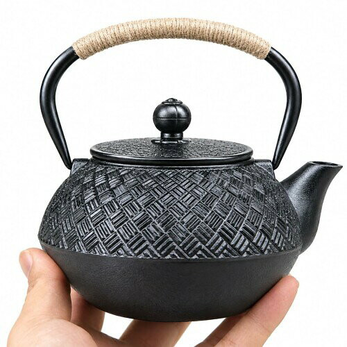 鉄瓶 急須 やかん 0.3L 鉄の急須 やかん 茶こし付き ih直火 対応 おしゃれ 鉄分補給 ティーポット 伝統工芸品 贈り物 保温性に優れた:鉄瓶は火から下ろした後も保温性に優れています。鋳鉄製のため、空焚きさえ避ければ直火での使用も可能。鉄瓶は熱をムラなく伝え、保温性が抜群です 鉄瓶仕様:鉄瓶材質は鋳鉄、容量0.3L、ステンレス茶こしつき、サイズ1311.55.7cm　 鉄分補給に最適:鉄瓶は加熱過程でFe2+(二価鉄イオン)を放出し続け、体内に吸収されやすい形で鉄分を補給、普通のやかんよりもまろやかで甘みのあるお湯が沸かせます 対応熱源:電気セラミックコンロ/IH調理器/炭火/ガスコンロ/アルコールストーブ/直火など多様 贈り物にぴったり:高い審美性と実用性を兼ね備えた鉄瓶、茶好きの方への贈り物として最適です。新築祝い・引越し祝い・結婚祝いなど、様々な慶事の「粋な」贈り物としても喜ばれます 商品コード34082271501商品名鉄瓶 急須 やかん 0.3L 鉄の急須 やかん 茶こし付き ih直火 対応 おしゃれ 鉄分補給 ティーポット 伝統工芸品 贈り物型番teapot600mlサイズ300mlカラー黒い※他モールでも併売しているため、タイミングによって在庫切れの可能性がございます。その際は、別途ご連絡させていただきます。※他モールでも併売しているため、タイミングによって在庫切れの可能性がございます。その際は、別途ご連絡させていただきます。