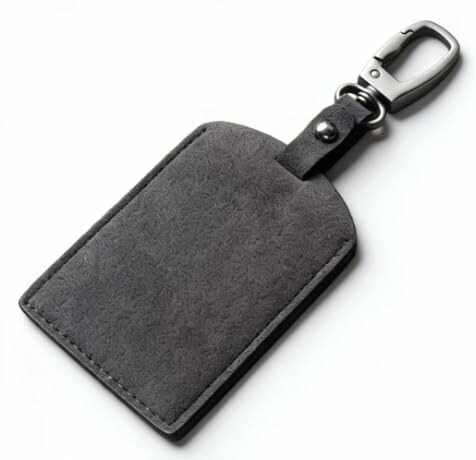 (TAIEN) ?本革製 テスラ キーカード カバー 滑り止め加工 Model S/3/X/Y完全対応 6cm*9CM 防水・防塵性 軽量設計 耐久性 シンプルデザイン ｜ プレゼント用 車内収納 (ブラック（1枚）, B（テスラLOGO）) . 本品には、高級車の内装などにも使用される「アルカンターラ」とよく似た高品質のスエード素材(表面起毛素材)を採用しています。しっとりとしたなめらかな手触りと、上質な風合いがおしゃれを彩り、テスラの先進性にさらにマッチした高級感をお楽しみいただけます。 テスラ愛車をしっかり保護モデル3 / Model Y / Model S / Model X など、テスラ純正のキーカードにぴったり合うように設計されています。専用設計のため、サイズが合わずに使いにくいといった心配がなく、お車のキーカードをすっぽりと包み込みます。 ? キーカードの日常生活での擦りキズや衝撃、あるいはポケット内での摩擦からしっかりガード。表面の汚れや軽い水滴も拭き取りやすいため、キーカードを美しい状態で長くお使いいただけます。 本来のキーカードの薄さを損なわない、極薄設計を実現。車両認識エリア(読み取り部分)への影響もありません。カードの出し入れもスムーズで、日々の使用にストレスを感じさせません。 .高級感のある佇まいと実用性を兼ね備えた本品は、ご自身用はもちろん、大切な人やテスラオーナーの友人・家族へ贈るギフトとしても大変喜ばれます。ちょっとしたサプライズや、お祝いの品としてぜひご利用ください。 説明 テスラ愛車をしっかり保護*モデル3 / Model Y / Model S / Model X など、テスラ純正のキーカードにぴったり合うように設計されています。専用設計のため、サイズが合わずに使いにくいといった心配がなく、お車のキーカードをすっぽりと包み込みます。 ?キーカードの日常生活での擦りキズや衝撃、あるいはポケット内での摩擦からしっかりガード。表面の汚れや軽い水滴も拭き取りやすいため、キーカードを美しい状態で長くお使いいただけます。 商品コード34081973647商品名(TAIEN) &zwnj;本革製 テスラ キーカード カバー 滑り止め加工 Model S/3/X/Y完全対応 6cm*9CM 防水・防塵性 軽量設計 耐久性 シンプルデザイン ｜ プレゼント用 車内収納 (ブラック（1枚）, B（テスラLOGO）)型番whj01サイズB（テスラLOGO）カラーブラック（1枚）※他モールでも併売しているため、タイミングによって在庫切れの可能性がございます。その際は、別途ご連絡させていただきます。※他モールでも併売しているため、タイミングによって在庫切れの可能性がございます。その際は、別途ご連絡させていただきます。