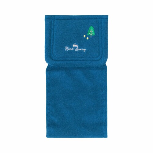 オカ(OKA) ナタルシーナリー トイレットペーパーホルダーカバー ネイビー (北欧 かわいい うさぎ リラックス) ストック収納付き サイズ: 約340mm×170mm×20mm 品質:綿75%・ポリエステル25%、成型部品:ポリプロピレン 生産国:中国 重量:55グラム ほっとする穏やかな風景を描いた北欧テイストのトイレシリーズ「ナタルシーナリー」でお揃いにできるトイレットペーパーホルダーカバー。風景に馴染むシンプルなシルエットデザインの野うさぎのロゴ刺繍がワンポイントで、さりげない可愛さを感じます。トイレの空間でほっと一息、リラックスできるような落ち着く印象に仕上がっています。ホルダー下部にトイレットペーパーのスペアを1ロールストックできます。暗めのベージュとネイビーが空間に馴染みやすく、温かみの感じる色合いです。 商品コード34080309727商品名オカ(OKA) ナタルシーナリー トイレットペーパーホルダーカバー ネイビー (北欧 かわいい うさぎ リラックス)型番4548622392722サイズホルダーカバーカラーネイビー※他モールでも併売しているため、タイミングによって在庫切れの可能性がございます。その際は、別途ご連絡させていただきます。※他モールでも併売しているため、タイミングによって在庫切れの可能性がございます。その際は、別途ご連絡させていただきます。