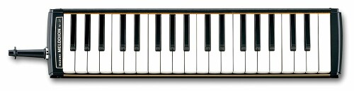 SUZUKI スズキ 鍵盤ハーモニカ メロディオン アルト 37鍵 M-37C 日本製 美しい響きの金属カバーモデル 軽量ソフトケース 落ち着きのある黒いデザインが目を引く本製品は、教育用メロディオンの最高級品 M-37C。 お子さまにより良いメロディオンを、という方に特にオススメ。 教育用メロディオンの中でも鍵数が多く、幅広い音域の曲が演奏可能です。 ・ソフトケース仕様のため、軽量で持ち易くなっています。 説明 最高級の教育用メロディオン 【スズキメロディオン M-37C】 落ち着きのある黒いデザインが目を引く本製品は、教育用メロディオンの最高級品。 お子さまにより良いメロディオンを、という方に特にオススメ。 金属カバーモデル採用のためより美しい響きで演奏することができます。 また教育用メロディオンの中でも鍵数が多く、幅広い音域の曲が演奏可能です。 本製品はソフトケース仕様のため、軽量で持ち易くなっています。 教育楽器とその音色の良さを追求し続けているスズキの自信作です。 ずっと使ってほしいから、安心して使ってほしいから、メロディオンには工夫がたくさんつまっています。 立奏唄口はストレートに息が通る理想的な形状。 ストッパーでくわえ過ぎを防ぎ、また丸い吹き口なのでタンギングやトレモロが容易です。 トランペット型唄口は口の中に唄口が入らない設計。 口の中の空間が自由に使えるのでこちらもタンギング演奏がし易いです。 唄口の差込口は鍵盤に対して角度が付いているので、立奏時に鍵盤がより見やすくなっております。 メロディオンの命である内部のリードは、折れにくくて錆びにくい特殊リン青銅を使用。 正確なピッチをいつまでも保ち、美しいアンサンブルを支えます。 そんなスズキメロディオンは、国内初の鍵盤ハーモニカとして1961年に誕生しました。 当時の小学校での音楽の授業は、オルガンとハーモニカを使ったものが中心でした。 オルガンは鍵盤学習には最適ですが、生徒全員が演奏できる数は用意されておらず、 一方で先生が生徒に音階を教えるには、ハーモニカによる指導では苦労がありました。 そこで「卓上で演奏できる吹奏楽器」というアイディアのもと、「個人持ちできる鍵盤楽器」として開発されたのがスズキのメロディオンです。 現在の鍵盤ハーモニカで定番のジャバラ式卓奏唄口も、スズキメロディオンから生まれるなどメロディオンの発想が鍵盤ハーモニカのスタンダードとなっております。 写真には歴代の懐かしいメロディオンを集めた画像を載せました。 ご自分が演奏したメロディオンを探してみてください。 鍵数 ■音域:アルト37鍵 f~f3 材 質:アルミカバー ■リン青銅リード 本体寸法 :470×110×55mm 重 量:本体947g ケース405g 付 属 品:立奏唄口(MP-121) ■トランペット型唄口(MP-131) ■卓奏唄口L(MP-113) ■ショルダーストラップ付ナイロンソフトケース(MP-2011) 商品コード34052211951商品名SUZUKI スズキ 鍵盤ハーモニカ メロディオン アルト 37鍵 M-37C 日本製 美しい響きの金属カバーモデル 軽量ソフトケース型番M-37Cカラーブラック※他モールでも併売しているため、タイミングによって在庫切れの可能性がございます。その際は、別途ご連絡させていただきます。※他モールでも併売しているため、タイミングによって在庫切れの可能性がございます。その際は、別途ご連絡させていただきます。